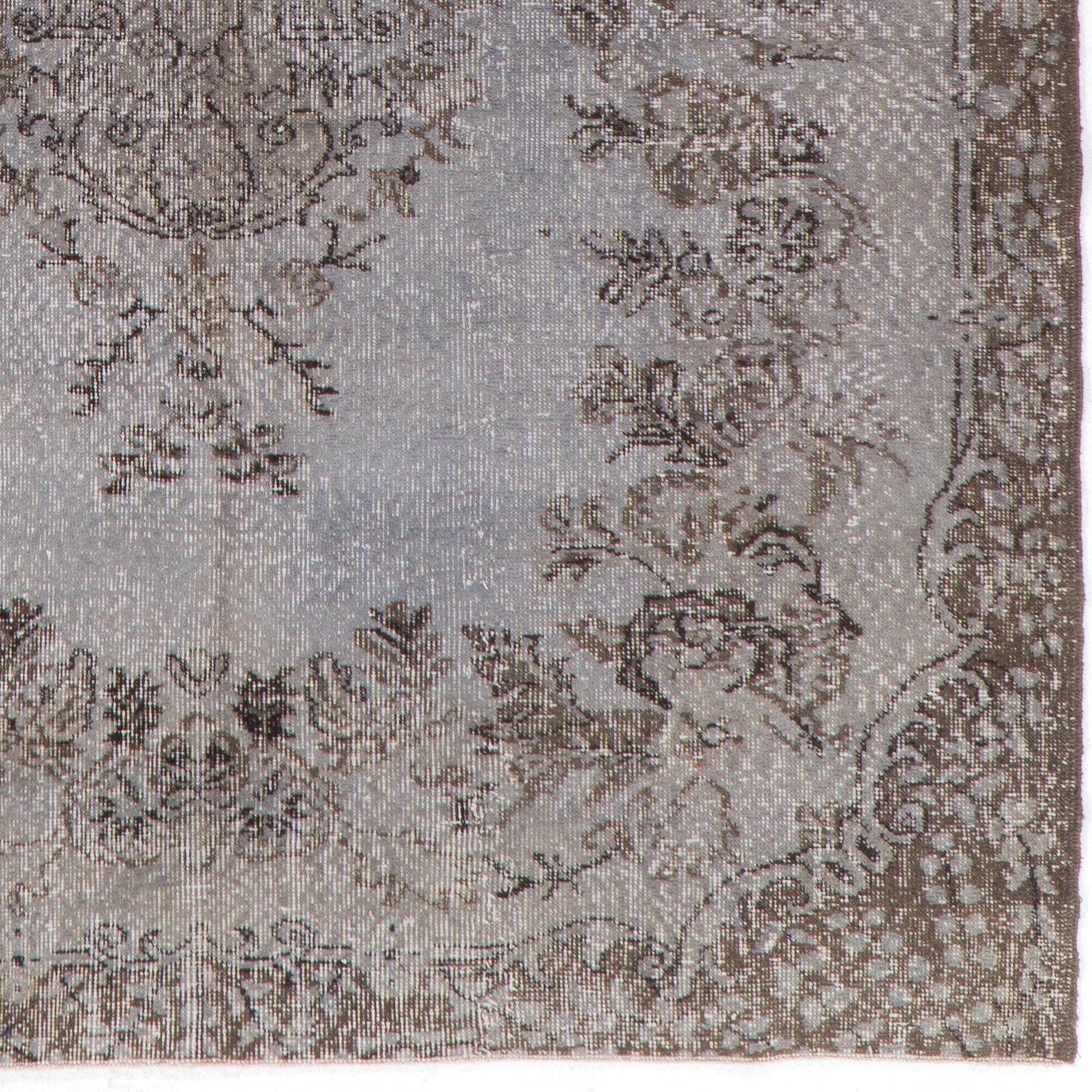 Alfombra de Anatolia Vintage de 6x10 Pies, Hecha a Mano y Teñida de Gris Moderno en venta