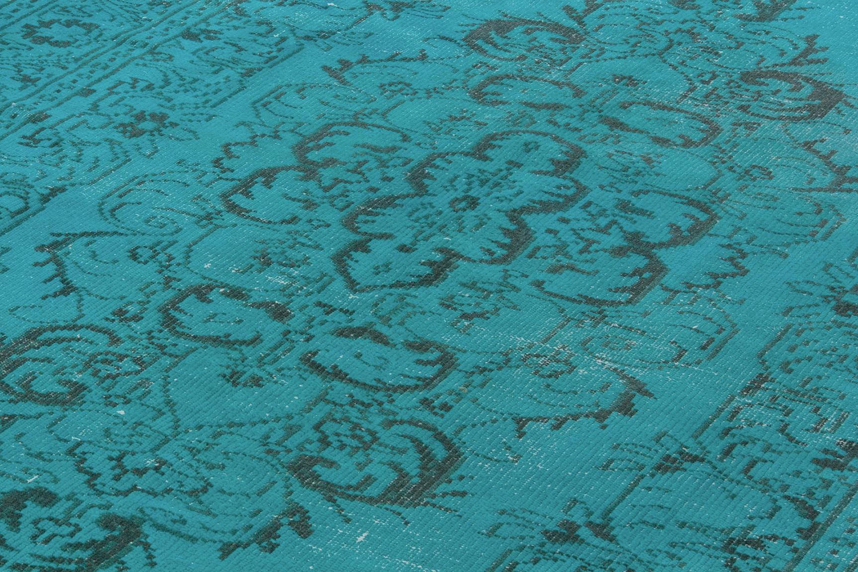 Un tapis turc vintage reteint en bleu aqua sarcelle pour les intérieurs modernes. Mesures : 6 x 10.2 ft.
Finement noué à la main, poils de laine bas sur une base de coton. Lavage profond.
Robuste et pouvant être utilisé sur une zone à fort trafic,