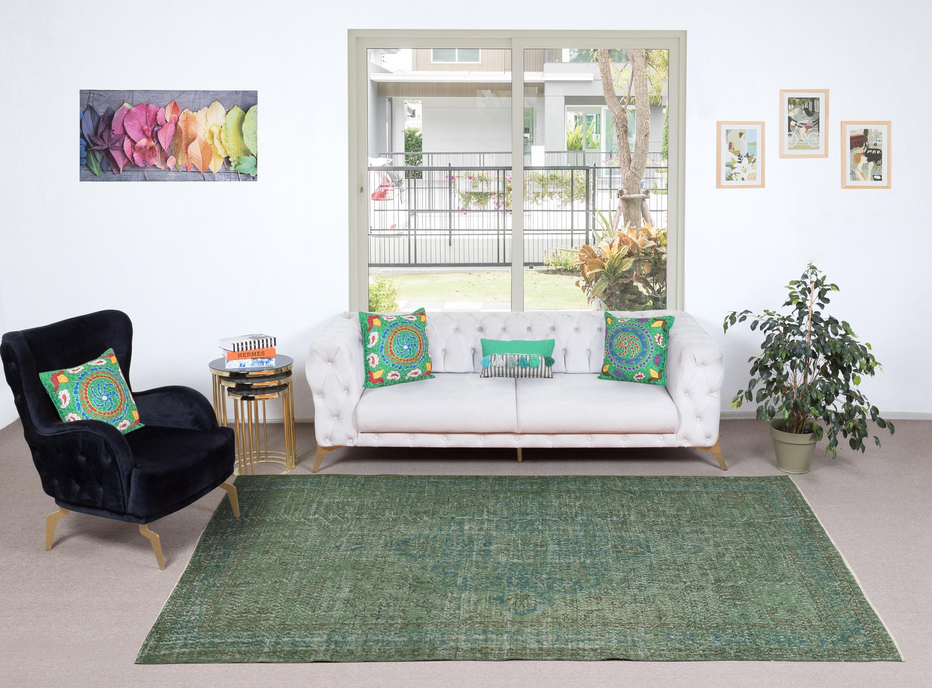 Unsere gefärbten Teppiche sind allesamt handgeknüpfte türkische Vintage-Teppiche, die in unserer Werkstatt sorgfältig restauriert und neu gestaltet wurden, damit sie zu einer breiten Palette von Einrichtungsstilen passen - von modern und