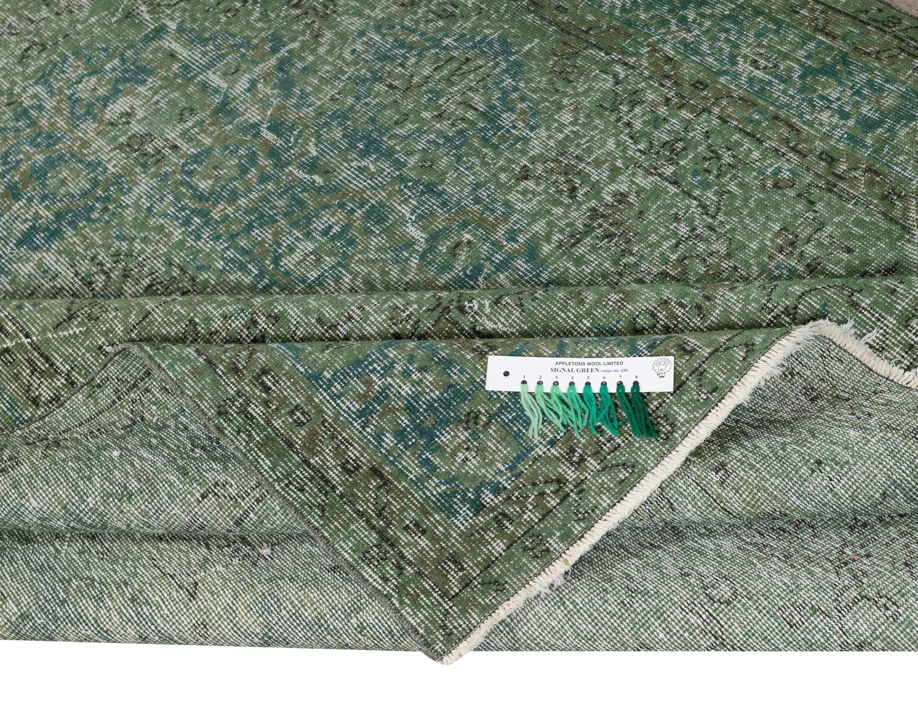 6x10 Ft Vintage Handmade Türkische Wolle Teppich Redyed in Grün für moderne Interieurs (Moderne) im Angebot