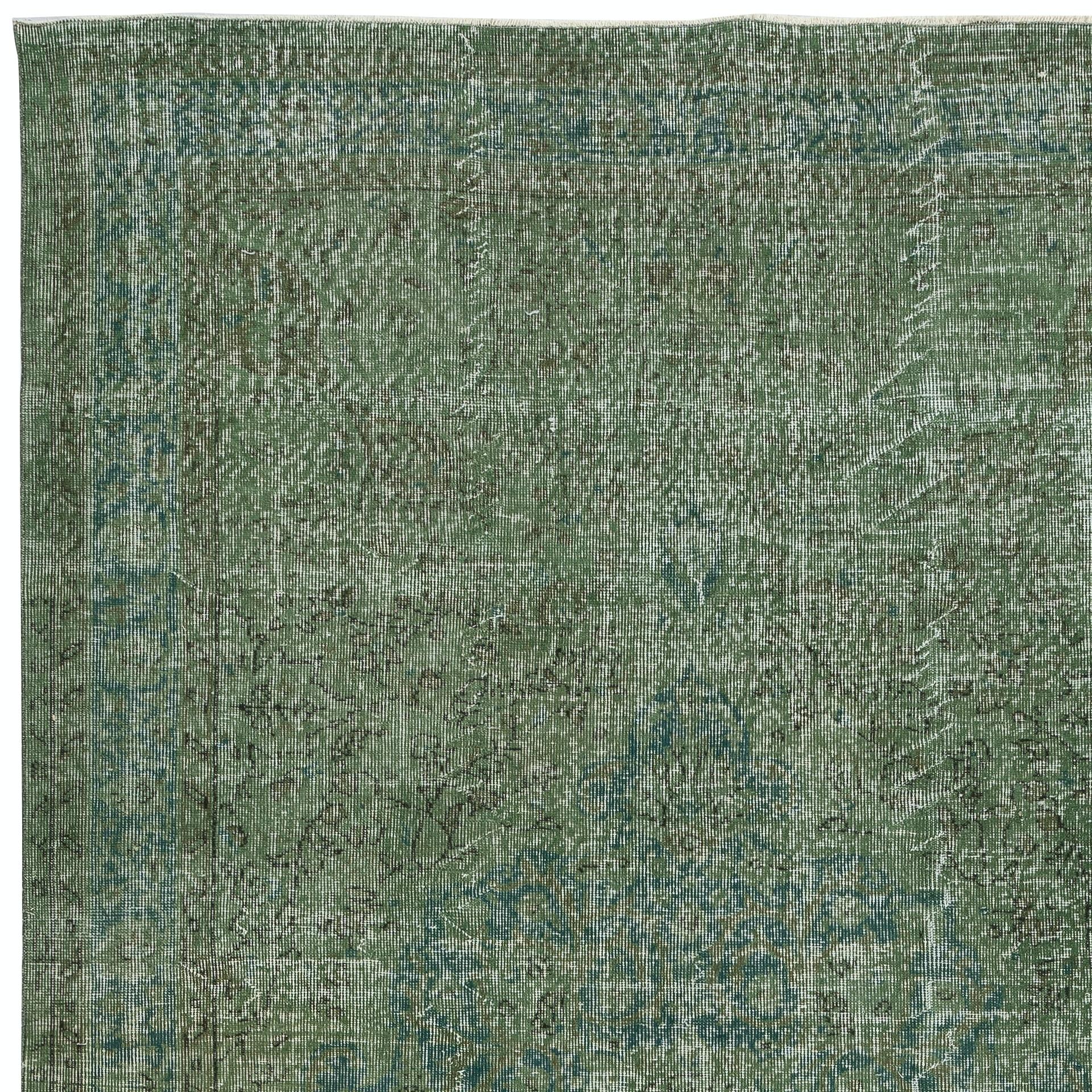 6x10 Ft Vintage Handmade Türkische Wolle Teppich Redyed in Grün für moderne Interieurs im Zustand „Gut“ im Angebot in Spring Valley, NY