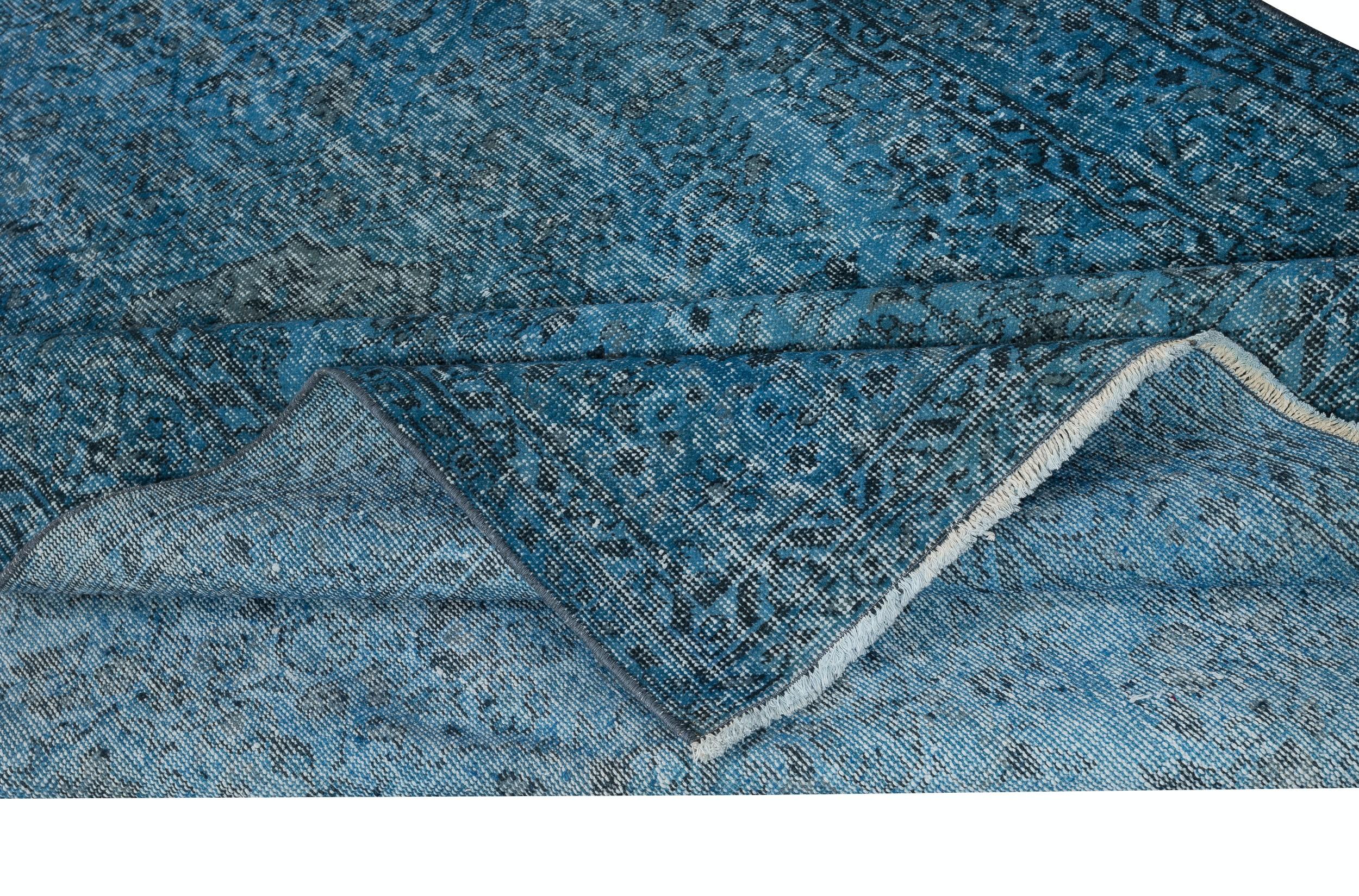 Moderne 6x10 Ft Tapis turc vintage redyed in Blue Color pour les intérieurs modernes en vente
