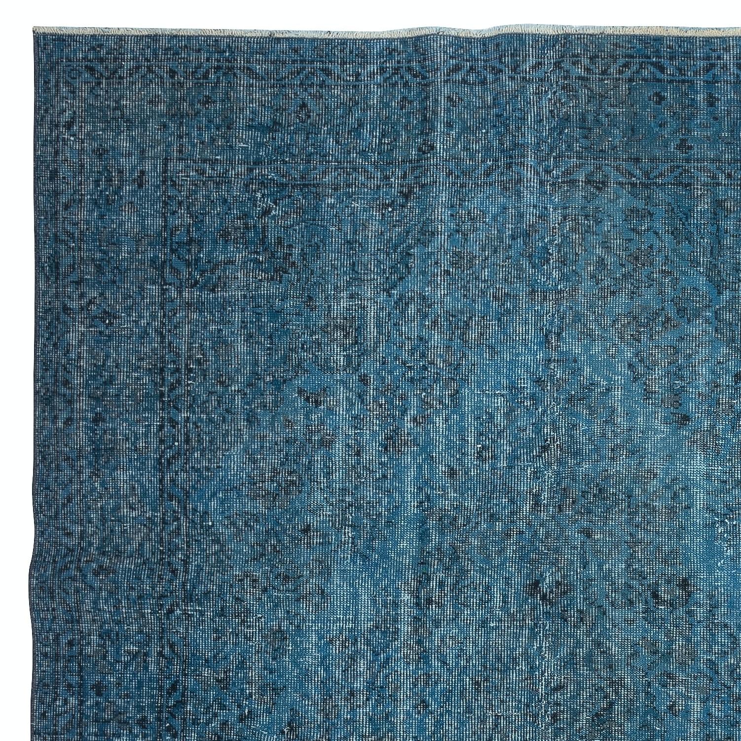 Turc 6x10 Ft Tapis turc vintage redyed in Blue Color pour les intérieurs modernes en vente