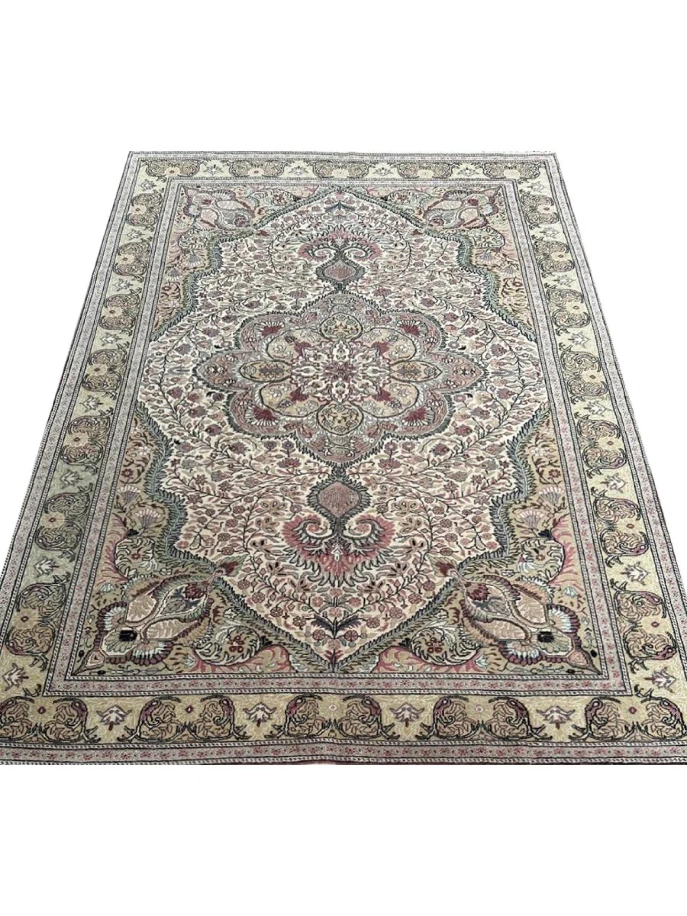 Entdecken Sie die zeitlose Eleganz traditioneller türkischer Handwerkskunst mit diesem exquisiten 6x10 türkischen Kaisari-Teppich. Dieser in der Türkei handgeknüpfte Teppich ist ein Beispiel für außergewöhnliche Qualität und zeigt in seiner Mitte