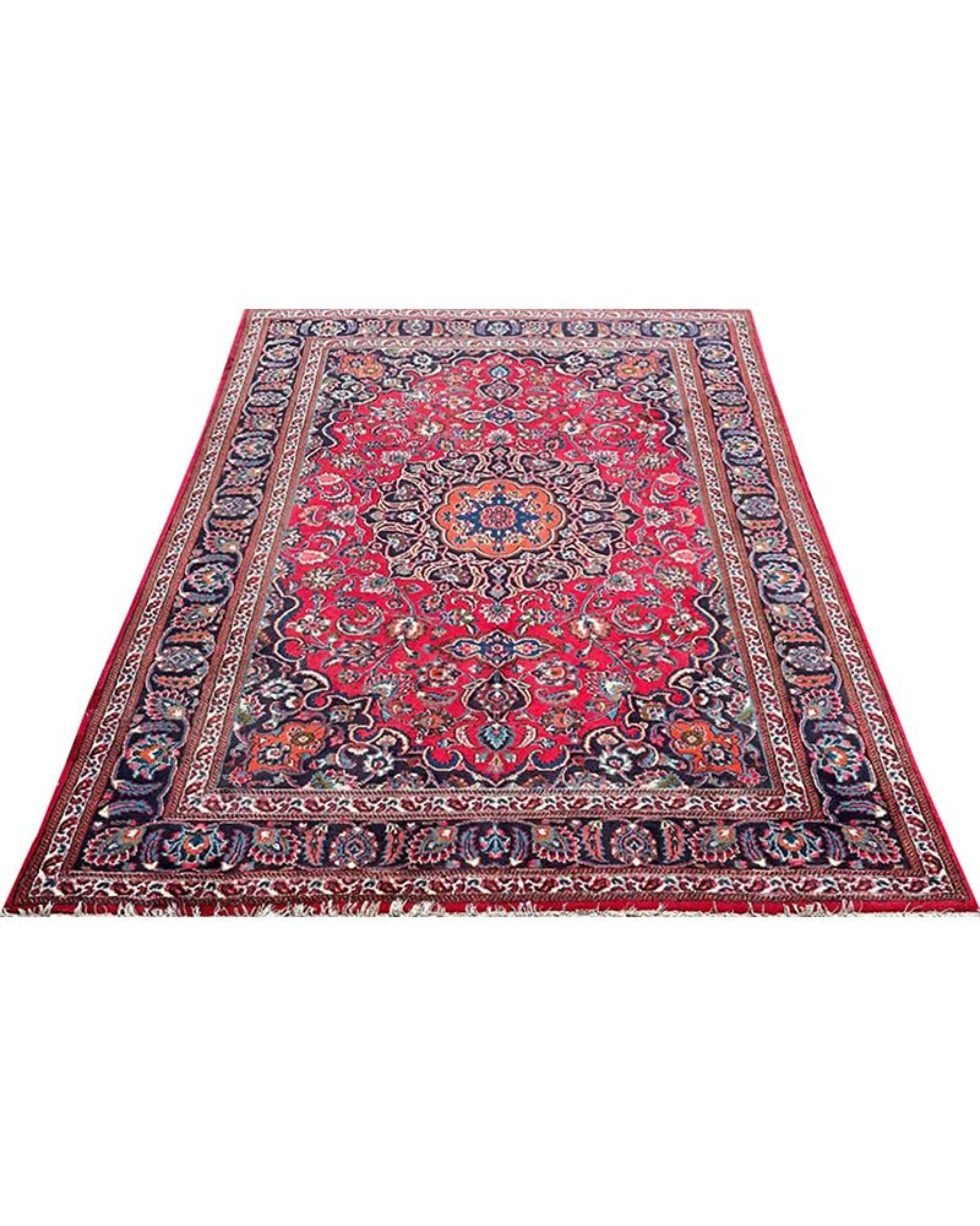 Le tapis 6x10 Old Mashad Area Rug est un trésor distinctif qui reflète le riche héritage du tissage et apporte une élégance intemporelle à votre espace de vie. Fabriqué à la main à partir de laine de première qualité, ce magnifique tapis
