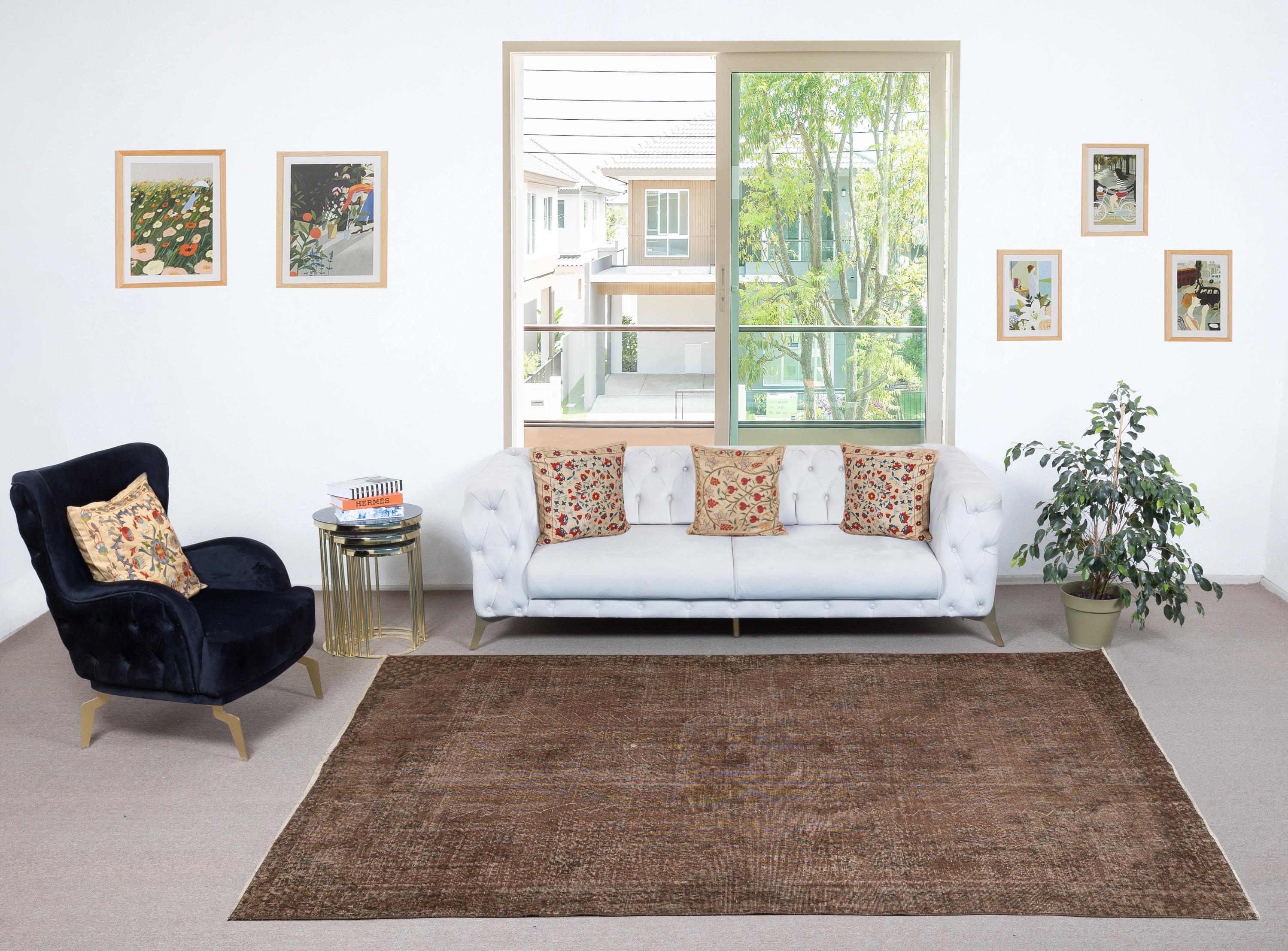 Unsere gefärbten Teppiche sind allesamt handgeknüpfte türkische Vintage-Teppiche, die in unserer Werkstatt sorgfältig restauriert und neu gestaltet wurden, damit sie zu einer breiten Palette von Einrichtungsstilen passen - von modern und