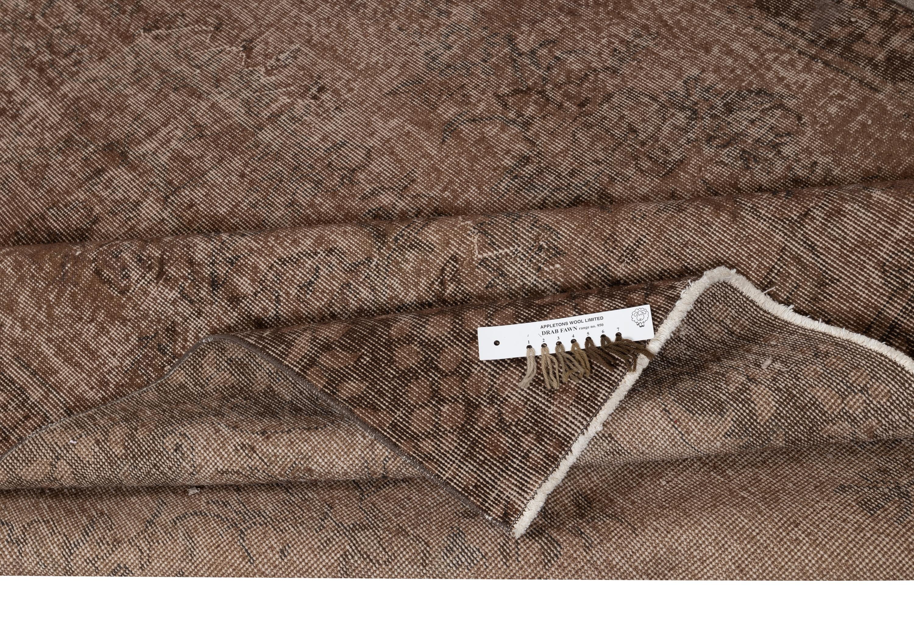 6x10.2 Ft Moderner handgefertigter türkischer Teppich. Brauner Vintage-Teppich für das Wohnzimmer (Türkisch) im Angebot