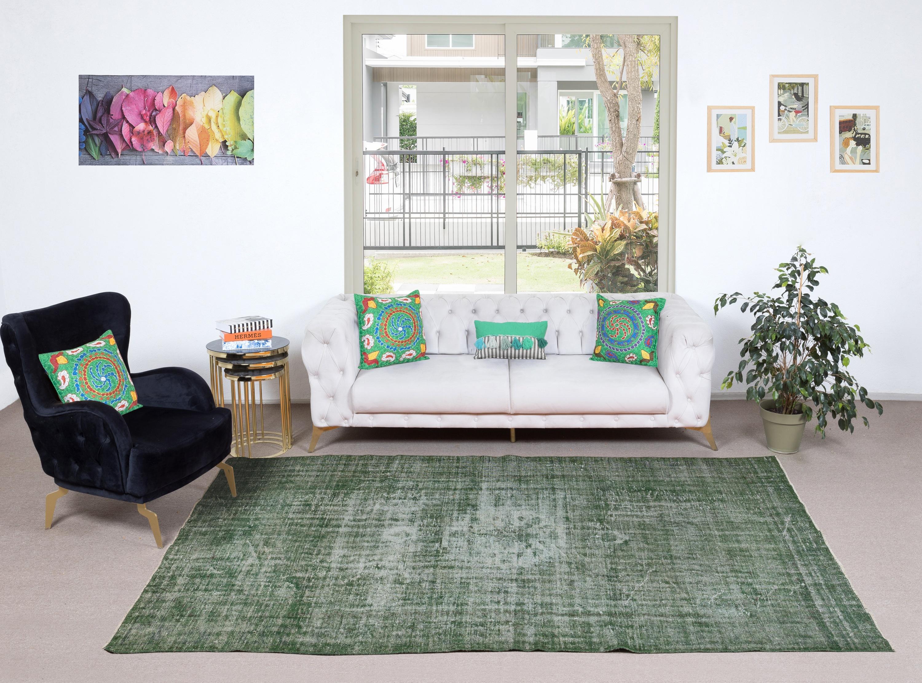 Unsere gefärbten Teppiche sind allesamt handgeknüpfte türkische Vintage-Teppiche, die in unserer Werkstatt sorgfältig restauriert und neu gestaltet wurden, damit sie zu einer breiten Palette von Einrichtungsstilen passen - von modern und