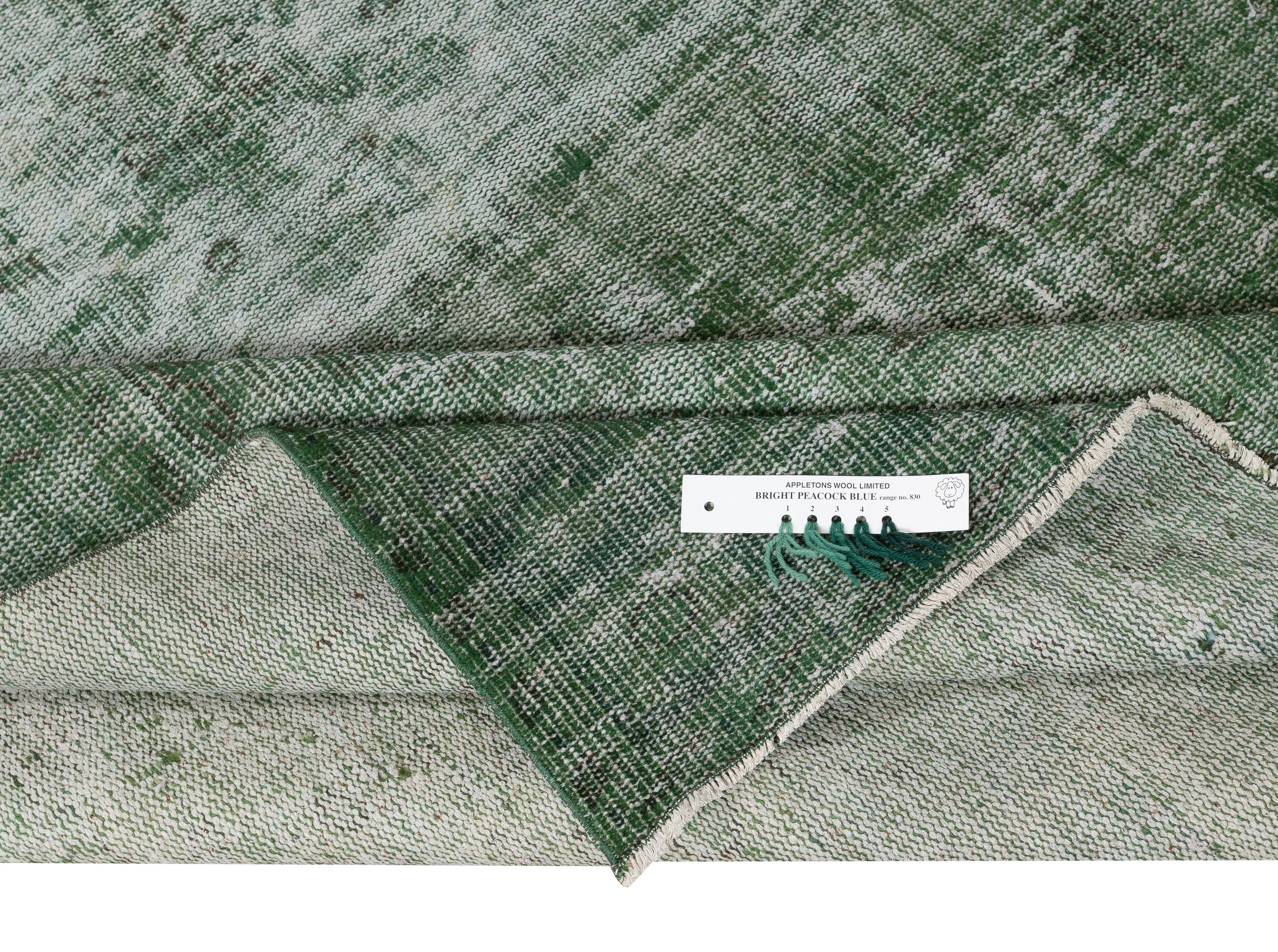 6x10.3 Ft Grün gefärbter türkischer Vintage-Teppich. Handgefertigte Teppiche für moderne Innenräume (Moderne) im Angebot