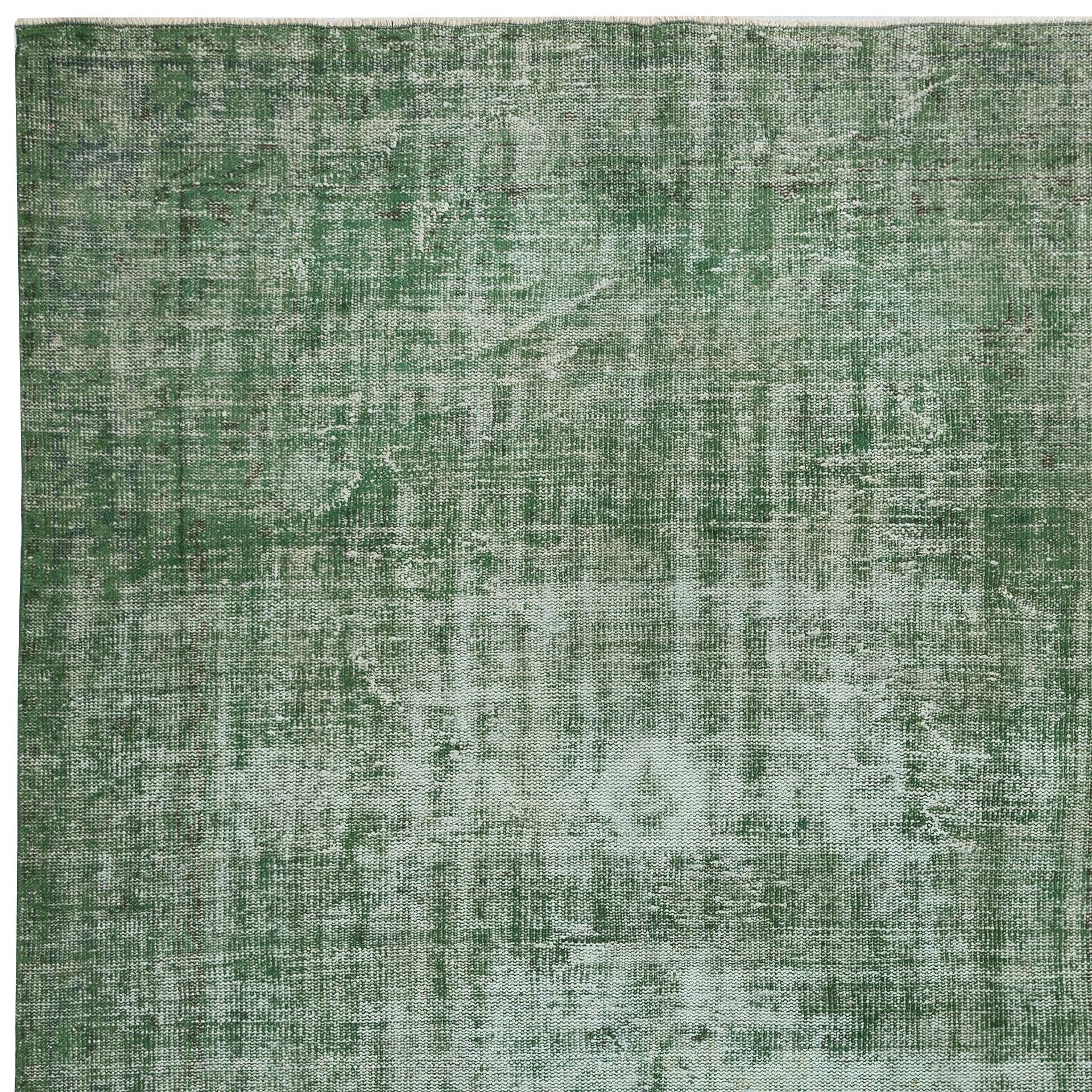 6x10.3 Ft Grün gefärbter türkischer Vintage-Teppich. Handgefertigte Teppiche für moderne Innenräume (Handgeknüpft) im Angebot