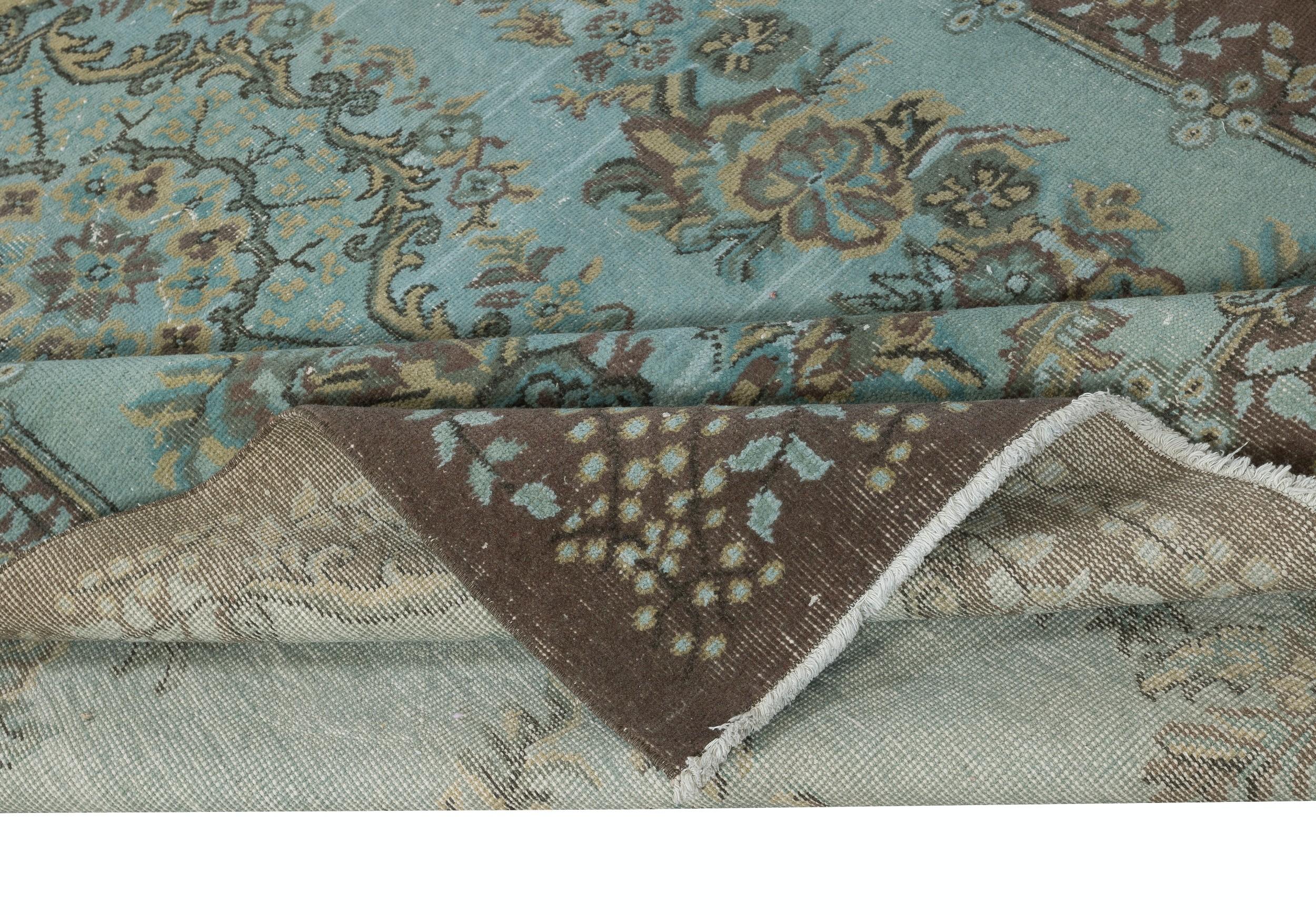 Moderno 6x10.3 Ft Tappeto moderno fatto a mano in lana turca di colore blu con design a medaglione in vendita