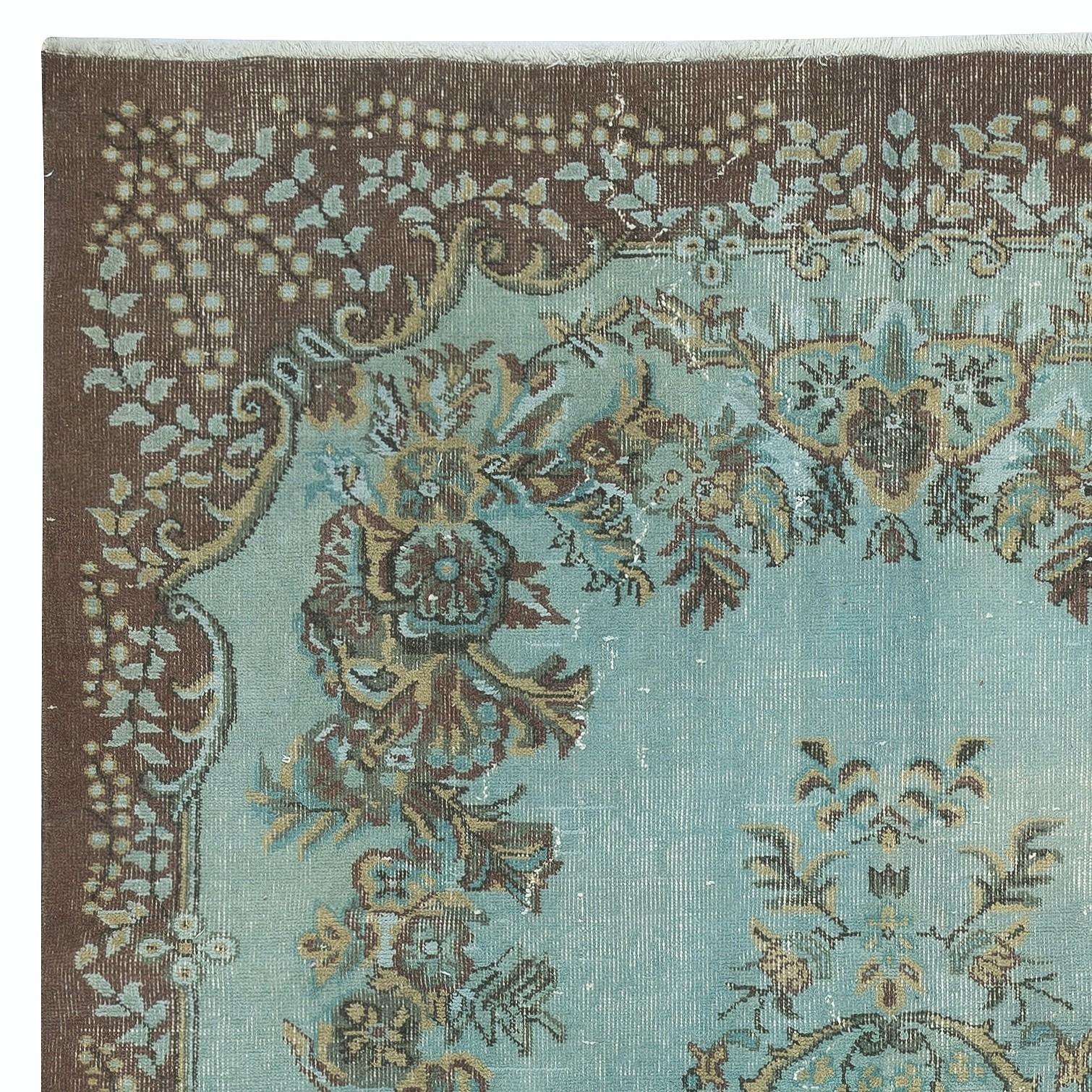 Turco 6x10.3 Ft Tappeto moderno fatto a mano in lana turca di colore blu con design a medaglione in vendita