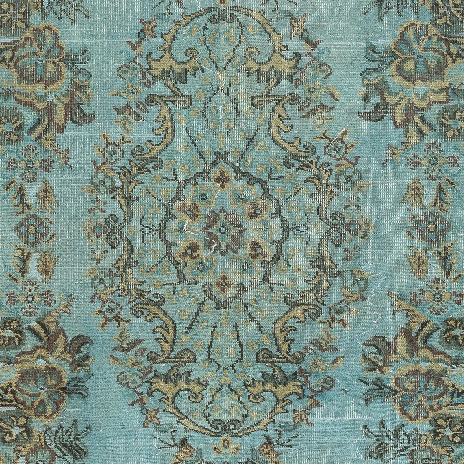 Annodato a mano 6x10.3 Ft Tappeto moderno fatto a mano in lana turca di colore blu con design a medaglione in vendita