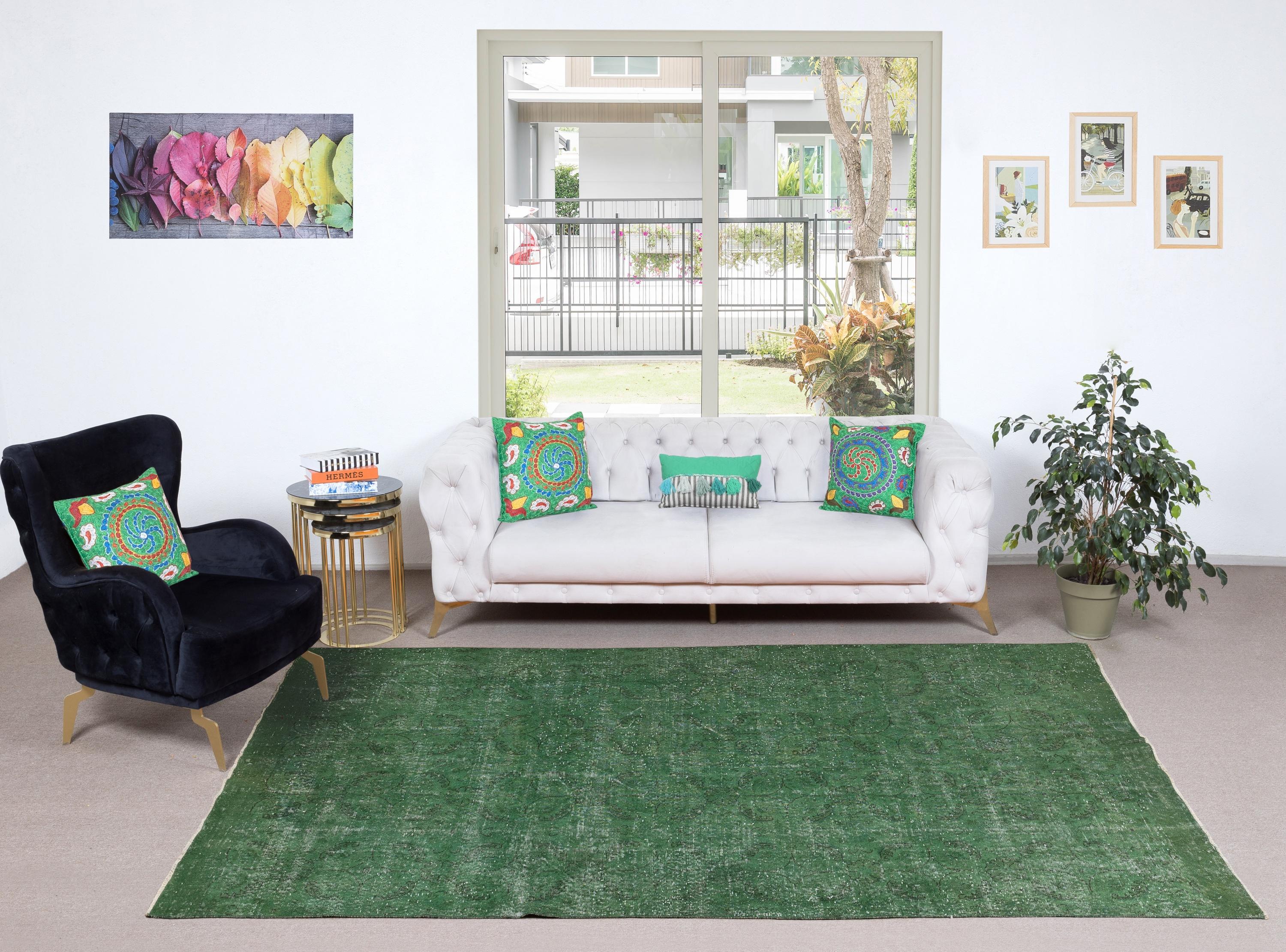 Unsere gefärbten Teppiche sind allesamt handgeknüpfte türkische Vintage-Teppiche, die in unserer Werkstatt sorgfältig restauriert und neu gestaltet wurden, damit sie zu einer breiten Palette von Einrichtungsstilen passen - von modern und