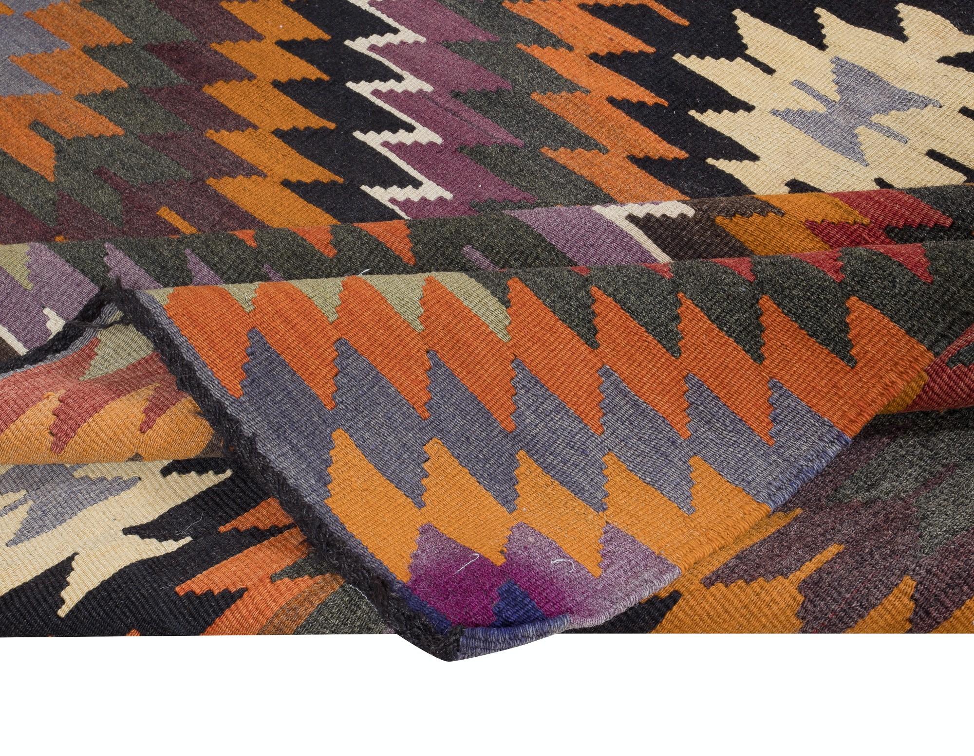 Begeben Sie sich auf eine Reise durch die türkische Tradition mit diesem exquisiten, handgewebten Kelimteppich aus türkischer Wolle, einem Zeugnis der dauerhaften Handwerkskunst anatolischer Kunsthandwerker. Mit großer Sorgfalt und Liebe zum Detail