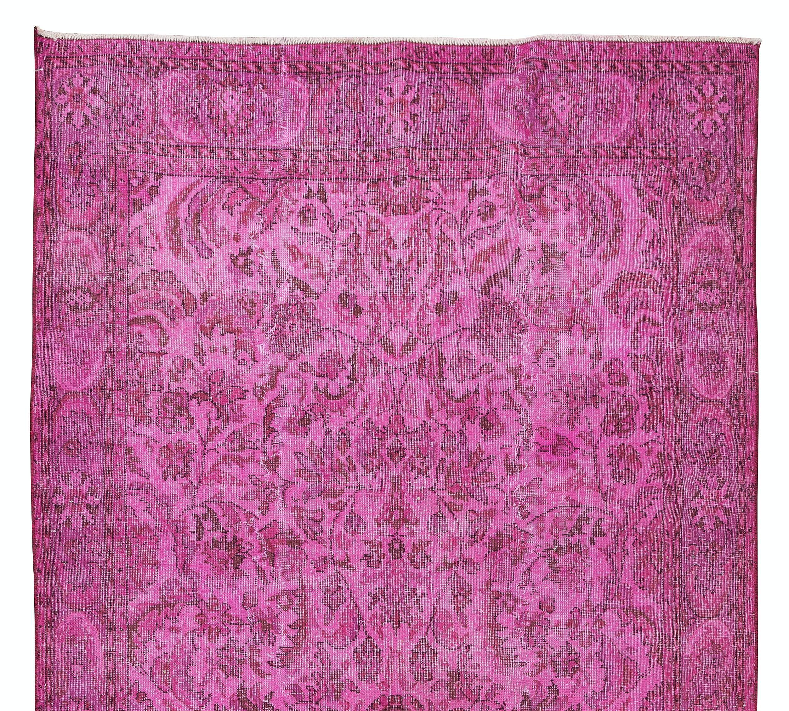 Handgefertigter türkischer Vintage-Teppich im eleganten Design in Rosa, überzogener Teppich (Türkisch) im Angebot