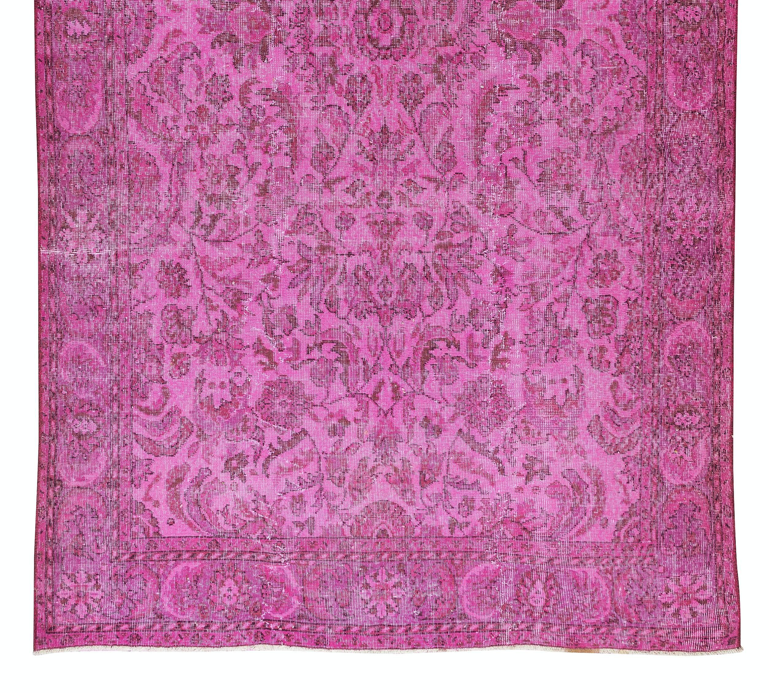 Handgefertigter türkischer Vintage-Teppich im eleganten Design in Rosa, überzogener Teppich (Handgeknüpft) im Angebot