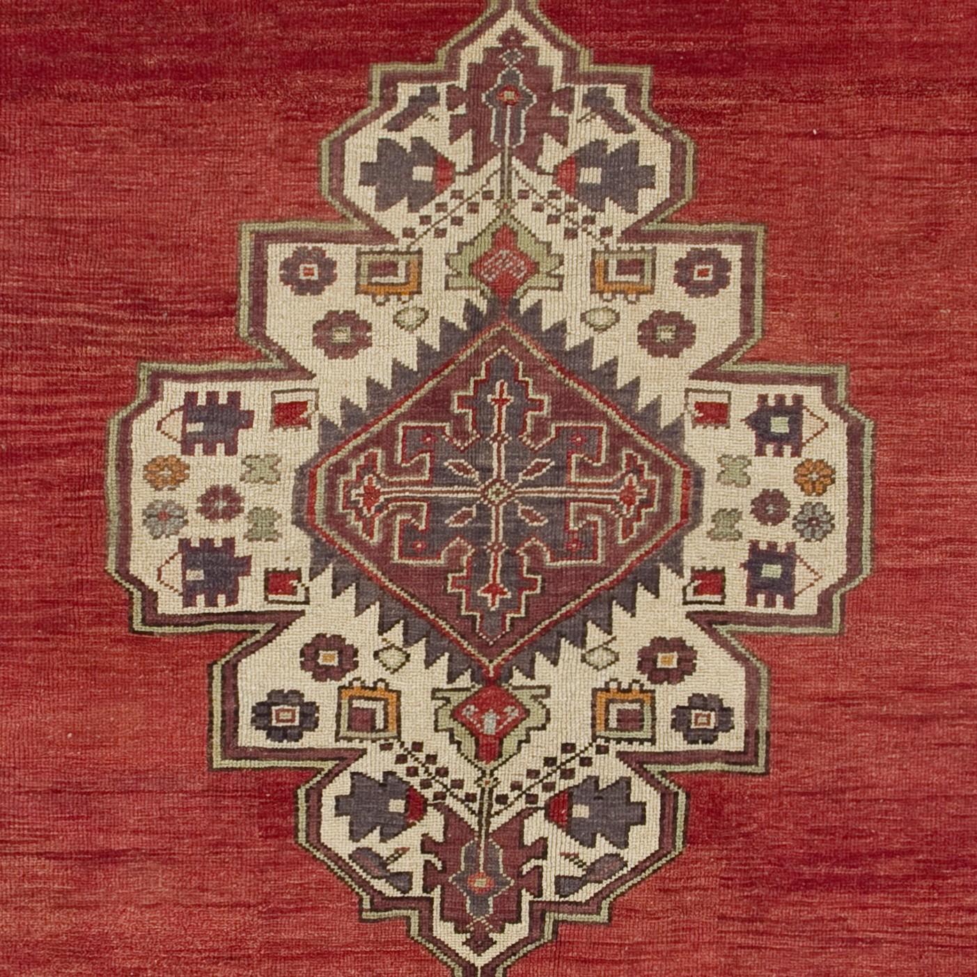 Handgefertigter türkischer Vintage-Teppich in Rot, Indigo und Marigold, 6x12 m, Unikat (Türkisch) im Angebot