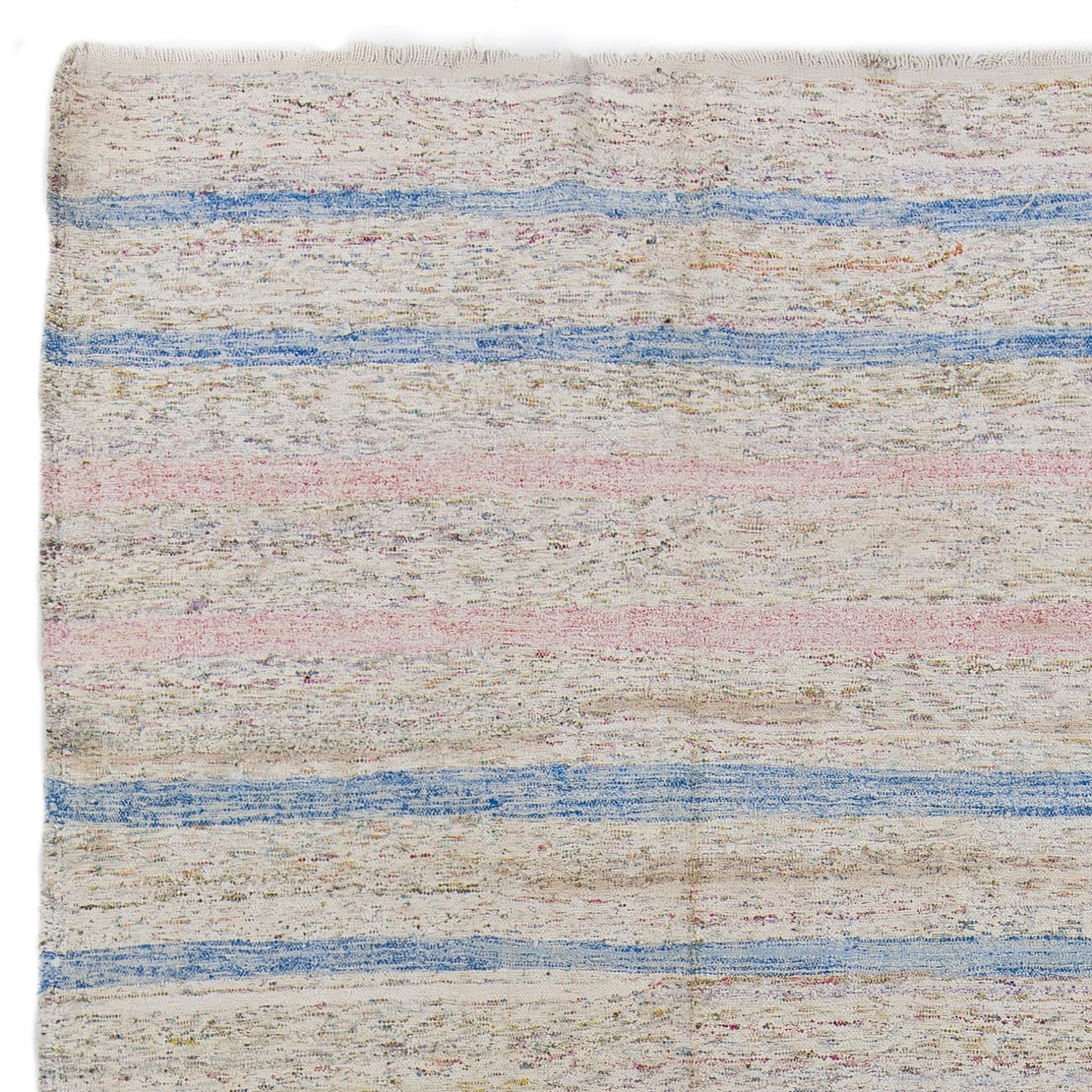 Ein schlichter, minimalistischer und funktionaler handgewebter Flachgewebe-/Kilim-Läufer aus der Osttürkei, der in den 1960er Jahren von den damaligen Nomaden der Region für ihren eigenen täglichen Gebrauch hergestellt wurde. Es zeigt ein