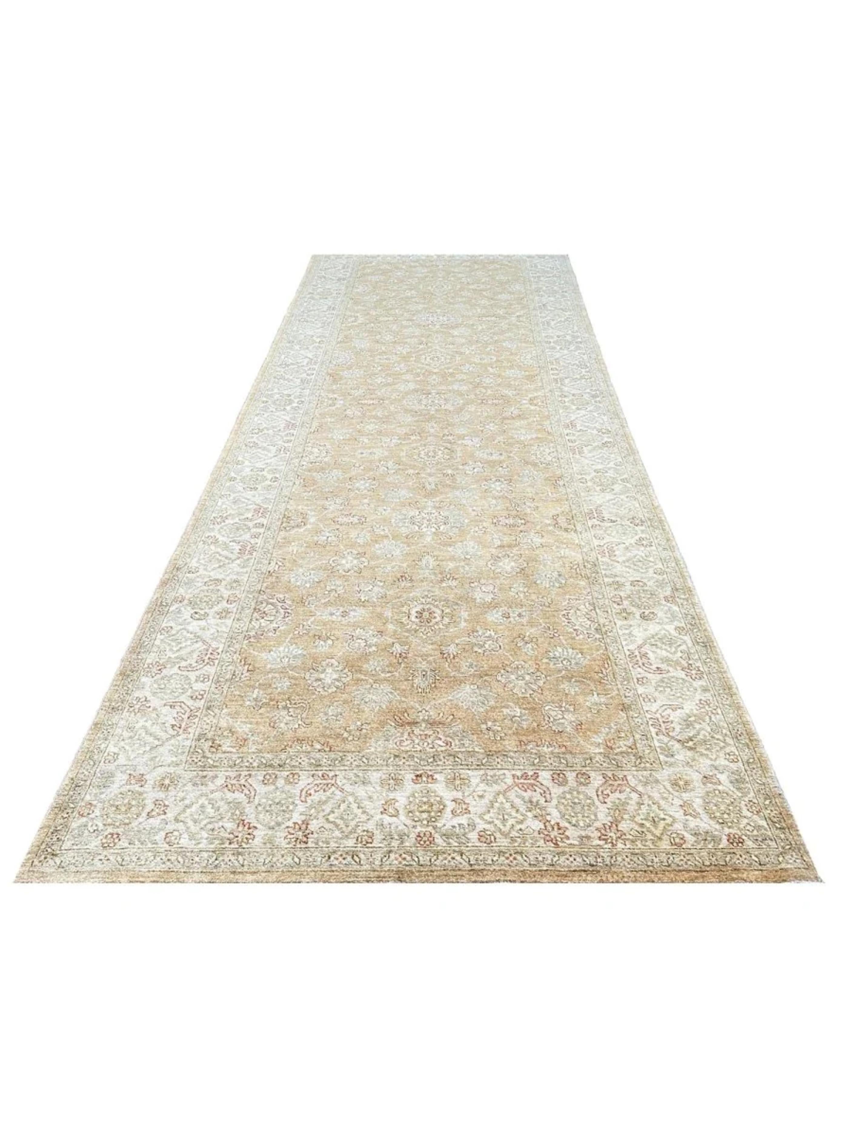 Erleben Sie die zeitlose Schönheit des 6x17 Oushak-Style Läuferteppichs, der Eleganz, Wärme und Charakter in jedes Heim bringt. Dieser exquisite Teppich ist aus hochwertiger Wolle handgeknüpft und zeigt die außergewöhnliche Handwerkskunst und