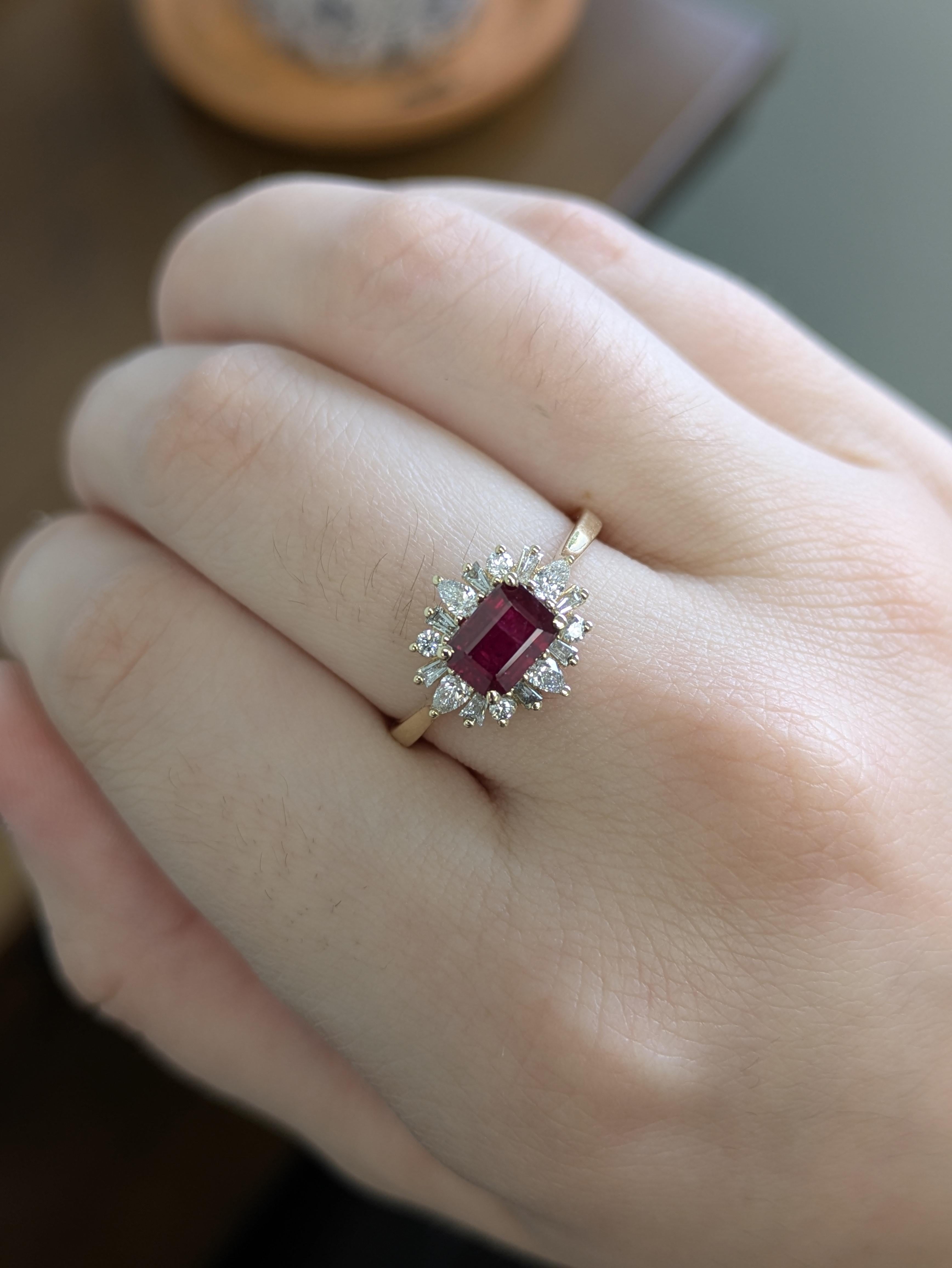Avec son rubis du Mozambique de 0,92 carat serti horizontalement, cette bague à effet soleil allie un design moderne à une touche vintage. Un halo de diamants extraits de la terre rayonne à partir du centre, créant un effet lumineux en or jaune