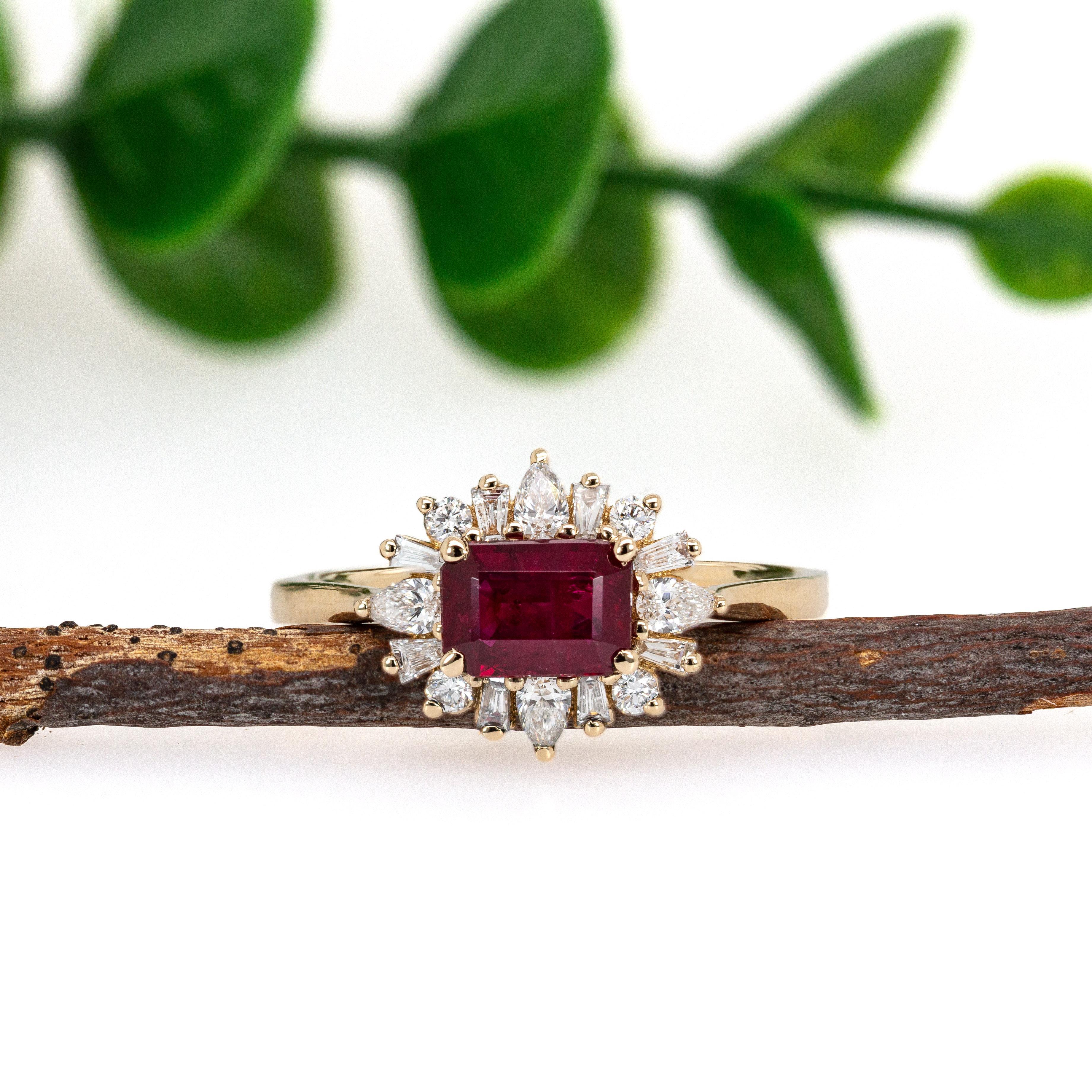 Art déco Bague en or jaune 14 carats 6x4mm rubis du Mozambique et diamant naturel en vente