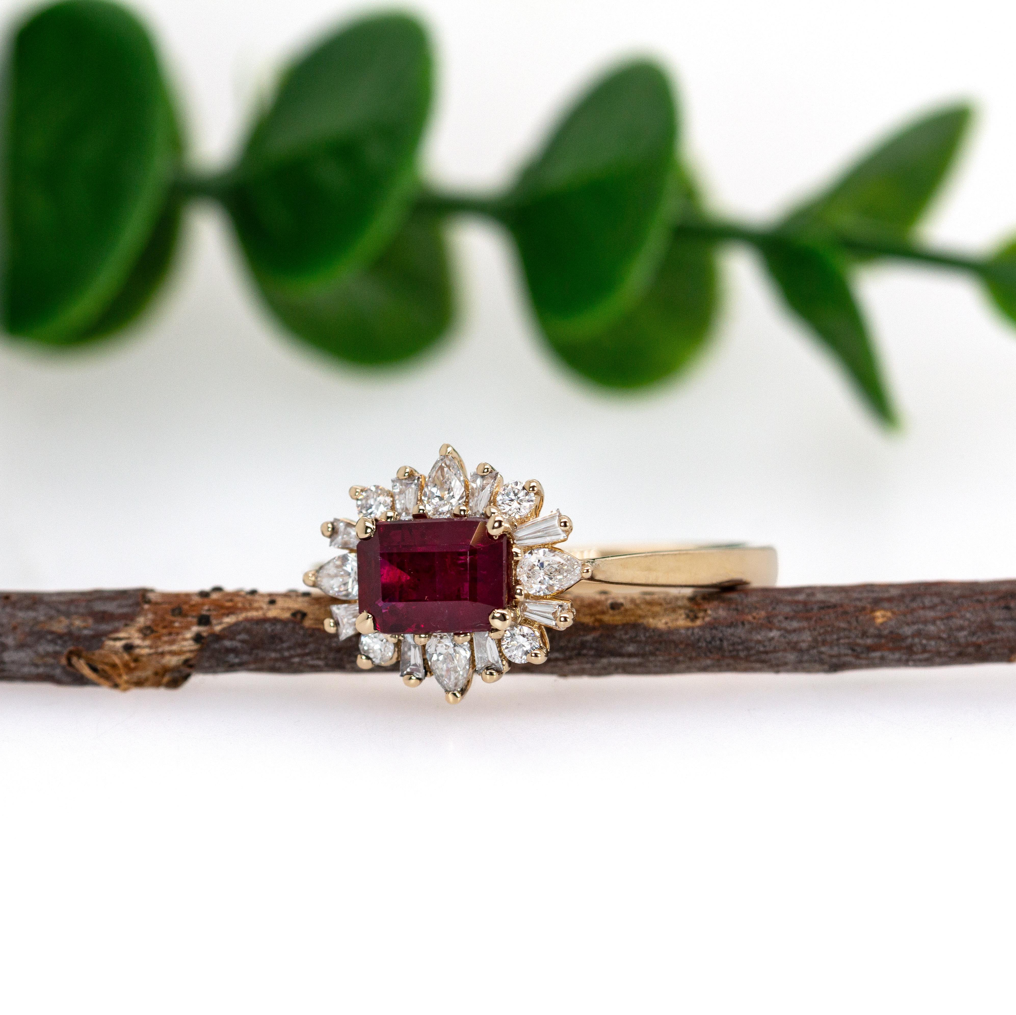 Taille émeraude Bague en or jaune 14 carats 6x4mm rubis du Mozambique et diamant naturel en vente
