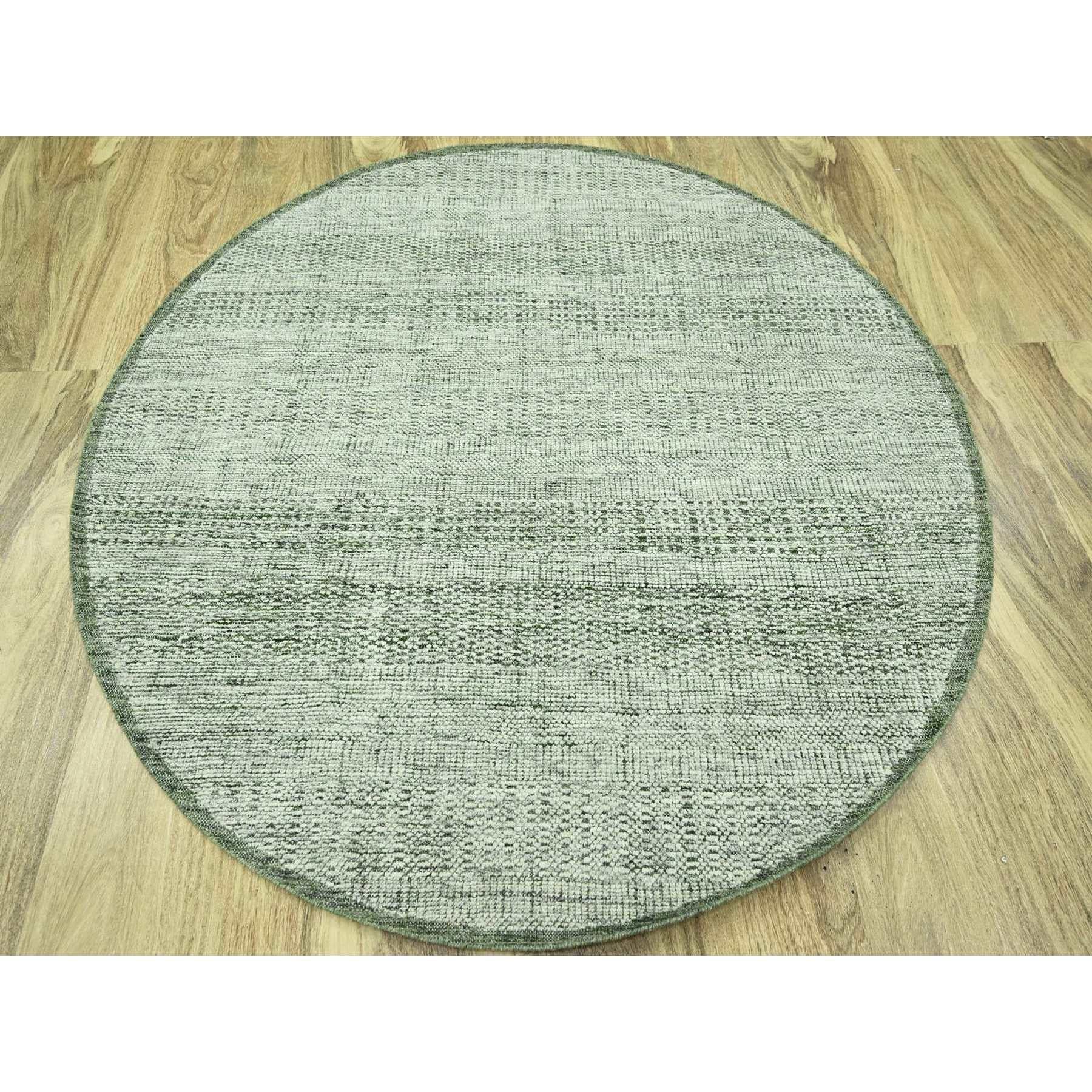 Basil Green with Ivory, Hand Knotted, Organic Wool, Oxidized and Distressed Grass Design with Exposed Warps, Round, Oriental Rug
Matières premières : Laine
Latex : Pas de poils 
hauteur : 0,25 pouces
Style : Contemporain
Couleur primaire :