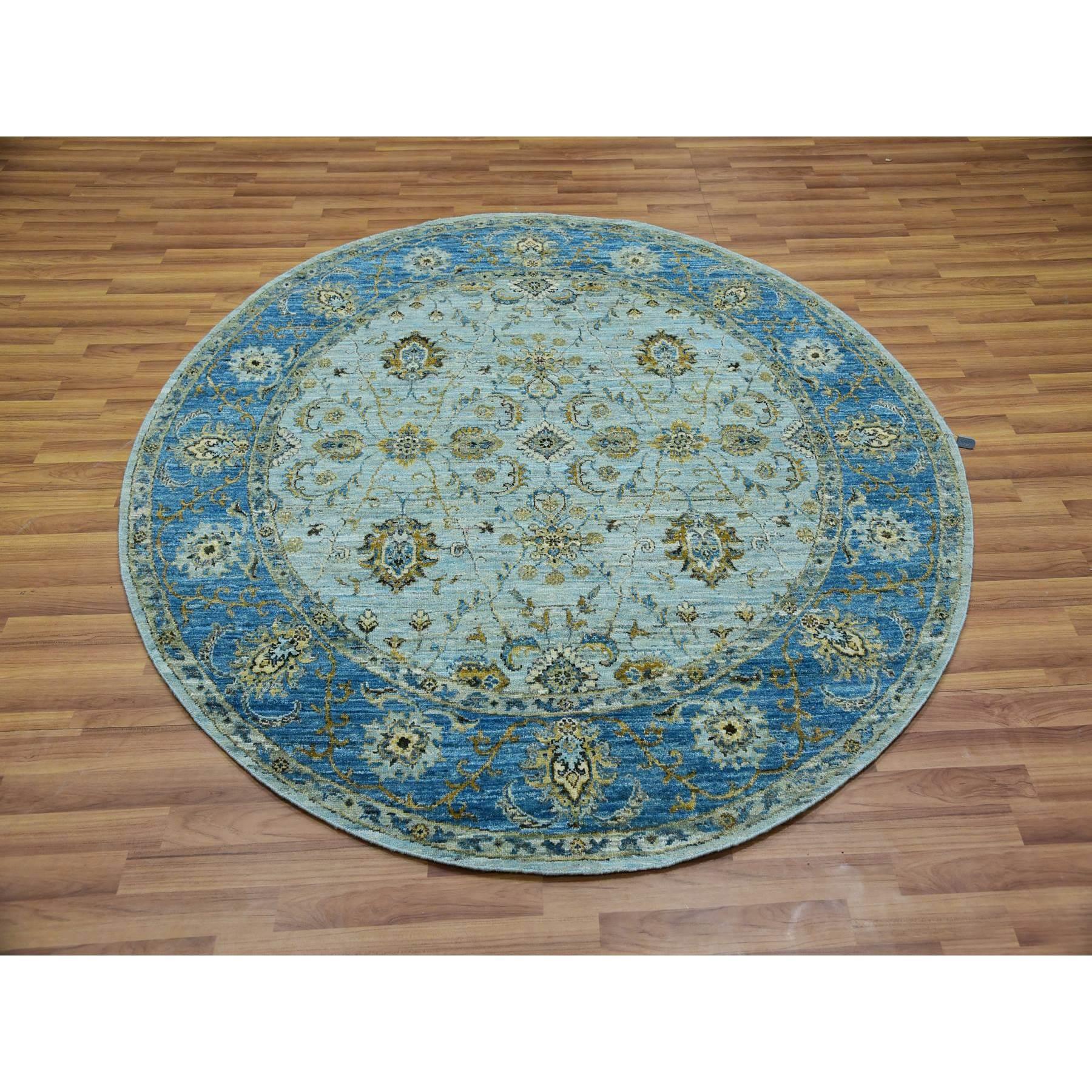 Il s'agit d'un véritable tapis d'Orient noué à la main à Agra avec un motif de fleurs de Shah Abbas, en pure laine. Il a été noué pendant des mois et des mois par des artisans selon des techniques de tissage séculaires.
Matières premières :