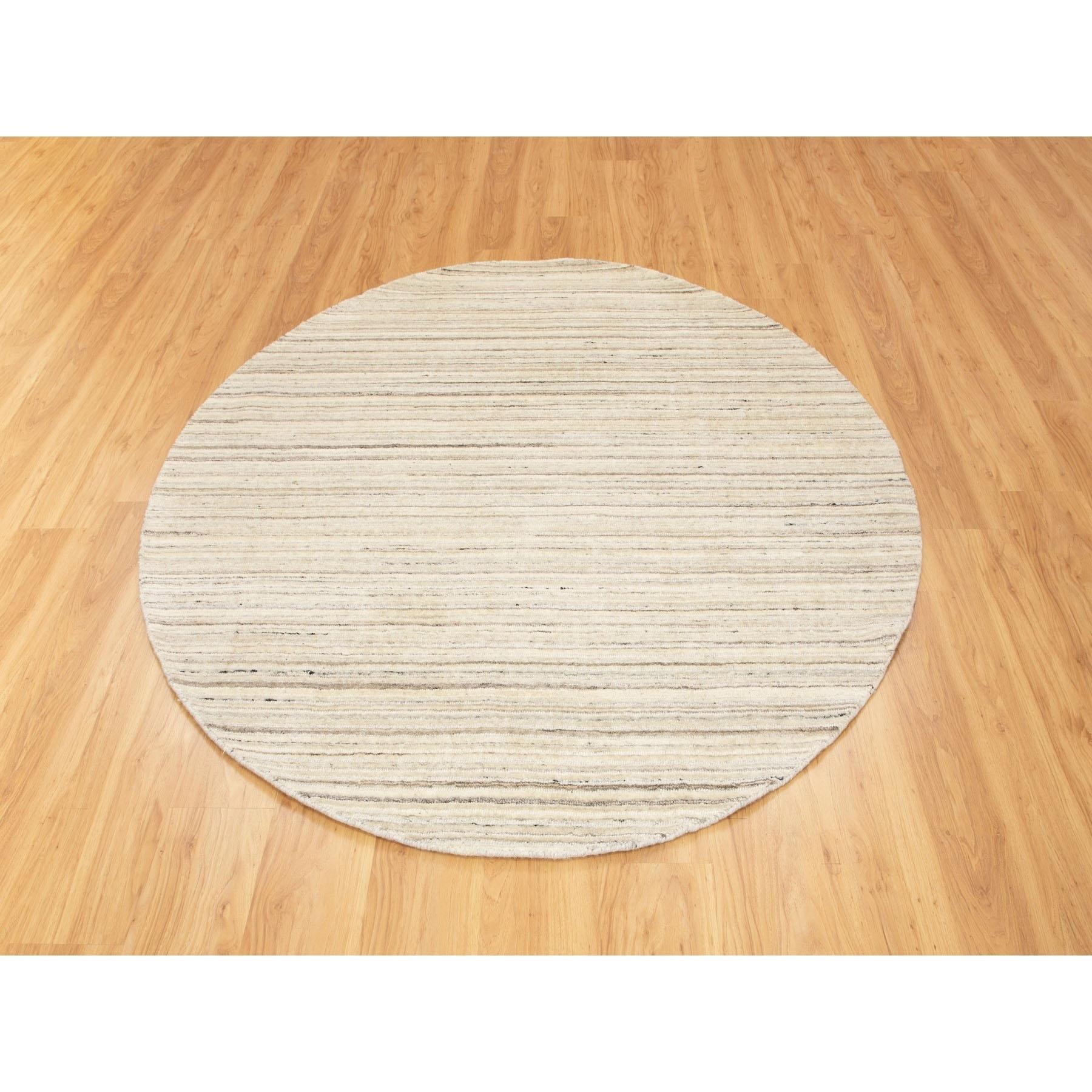 Dies ist eine wirklich echte one-of-a-kind Beige Hand Loomed Organic Wool Modern Round Oriental Rug. Es wurde monatelang von erfahrenen Handwerkern in der jahrhundertealten persischen Webtechnik gewebt.
Primäre MATERIALIEN: Wolle
Latex: Kein Flor