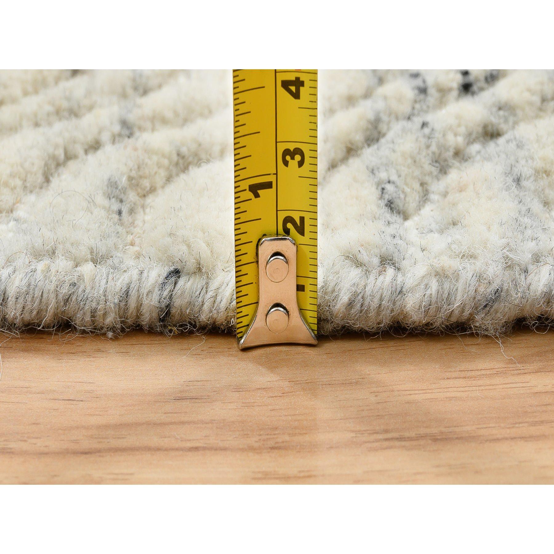 6'x6' Beige Soft Wool Hand Loomed Variegated Modern Design Round Rug For Sale 1