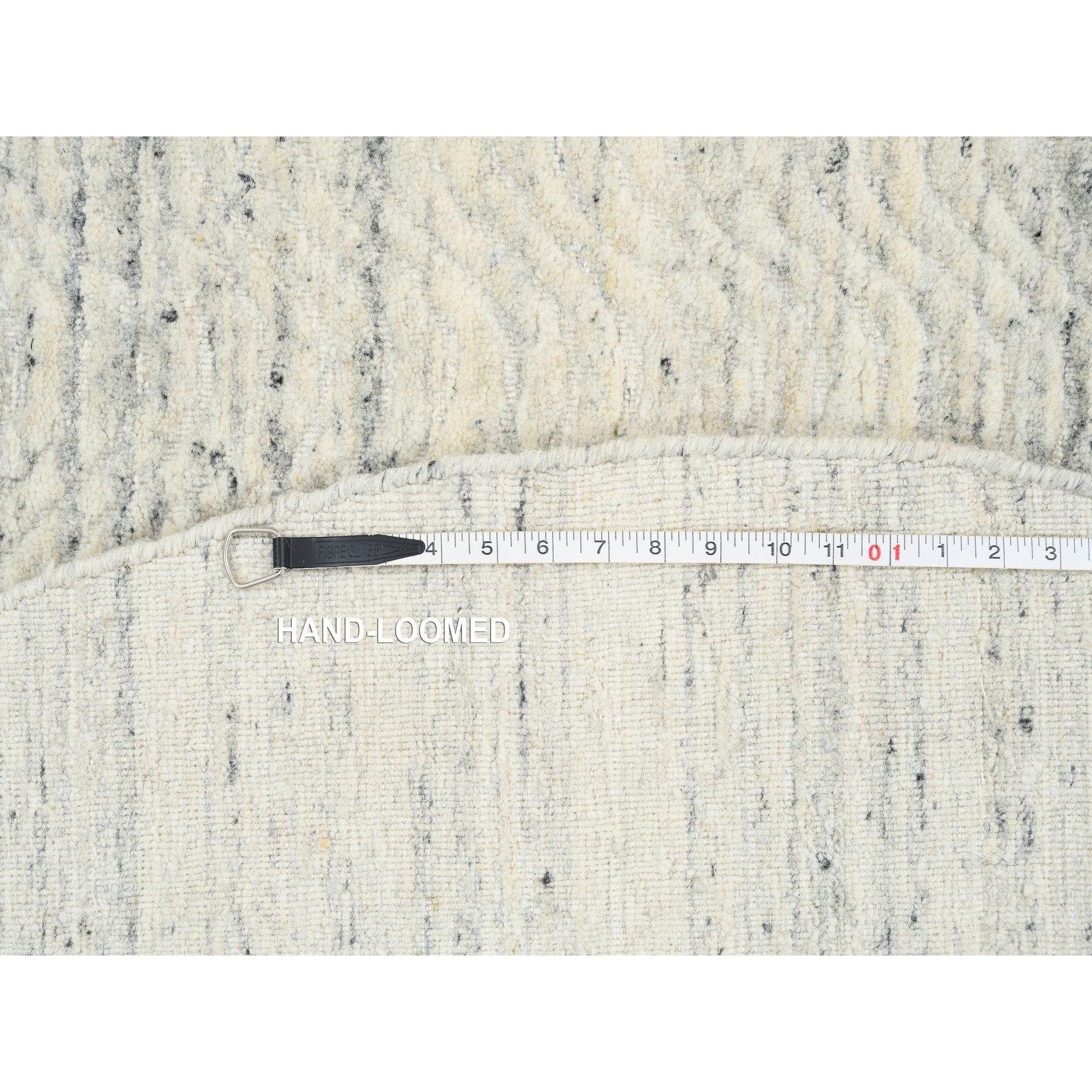 6'x6' Beige Soft Wool Hand Loomed Variegated Modern Design Round Rug For Sale 2
