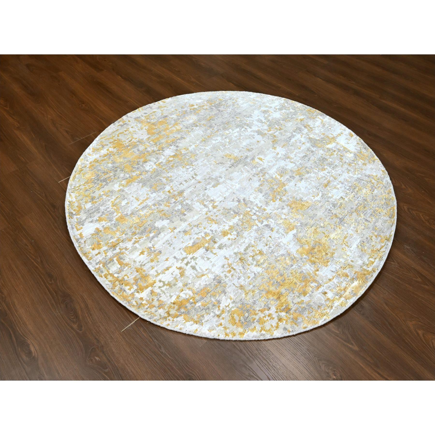 Beige con oro, Lana e seta, Design astratto, Vello alto e basso, Annodato a mano, Rotondo, Tappeto orientale
Materiali primari: Lana e seta
Lattice: No Pile 
altezza: 0,25 pollici
Stile: Contemporaneo
Colore primario: Beige
Colori secondari: Giallo,