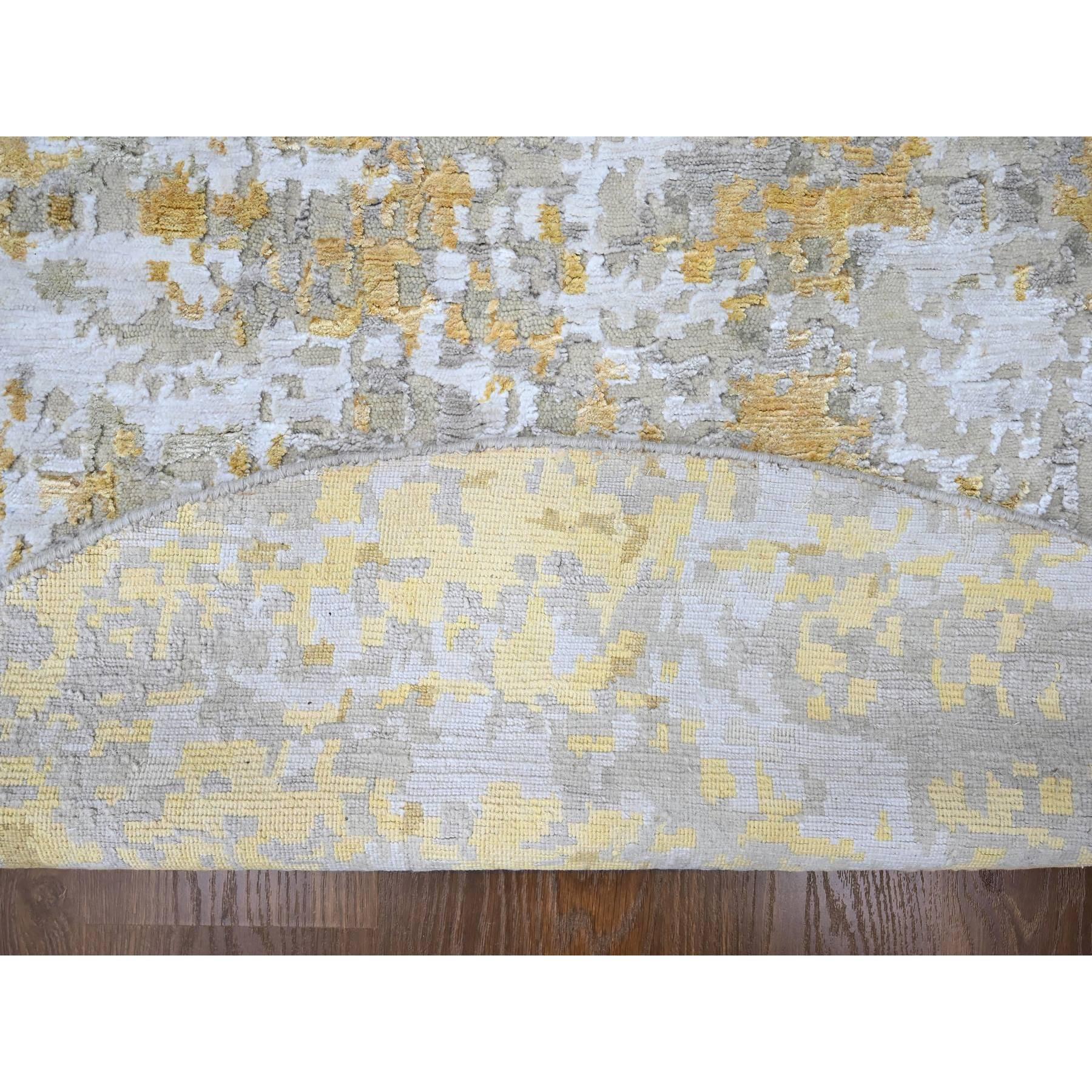 Moderno Tappeto rotondo 6'x6' beige e oro in lana e seta con disegno astratto annodato a mano in vendita