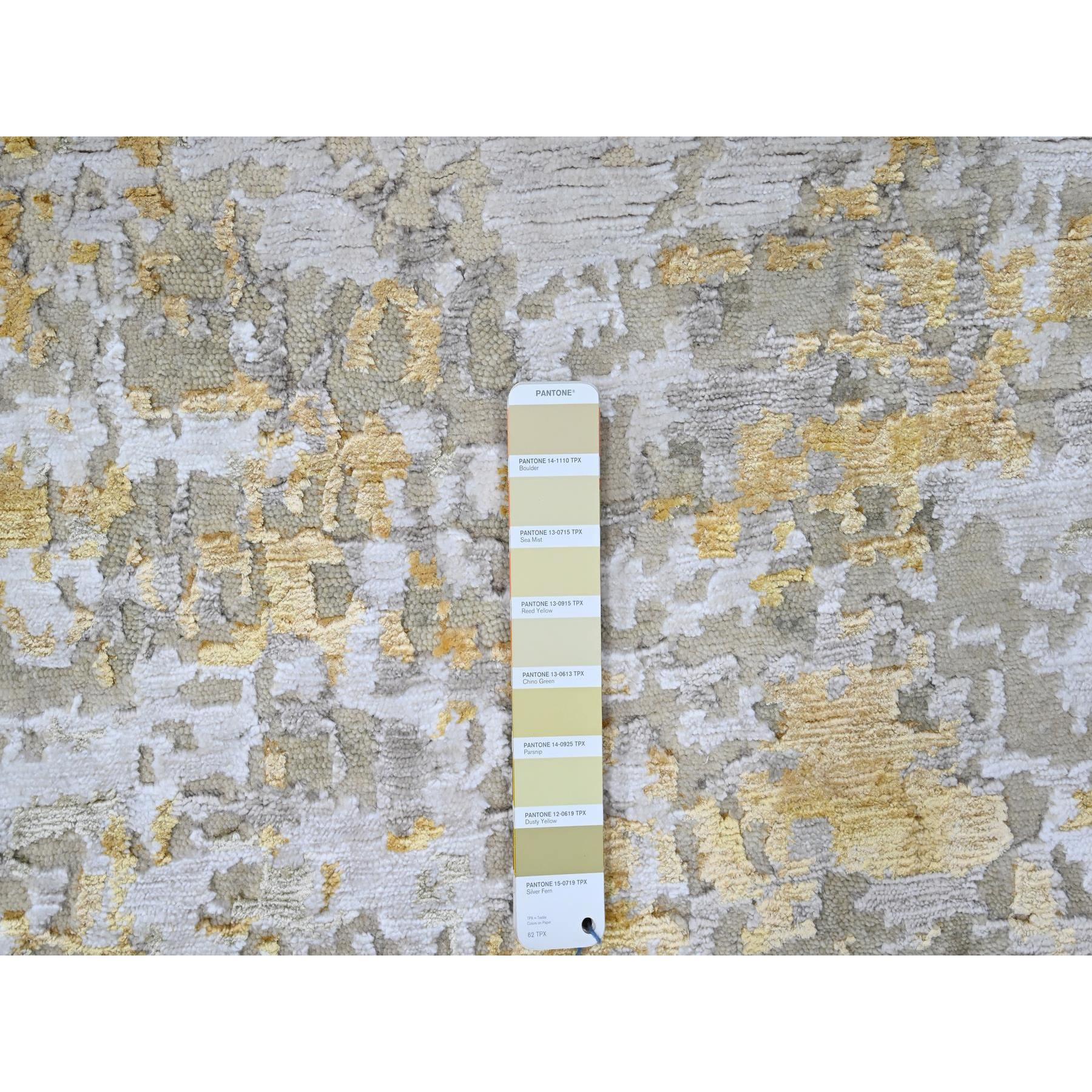 Indiano Tappeto rotondo 6'x6' beige e oro in lana e seta con disegno astratto annodato a mano in vendita