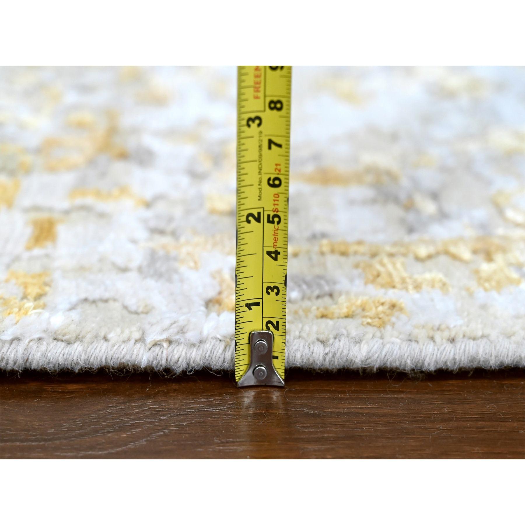 XXI secolo e contemporaneo Tappeto rotondo 6'x6' beige e oro in lana e seta con disegno astratto annodato a mano in vendita