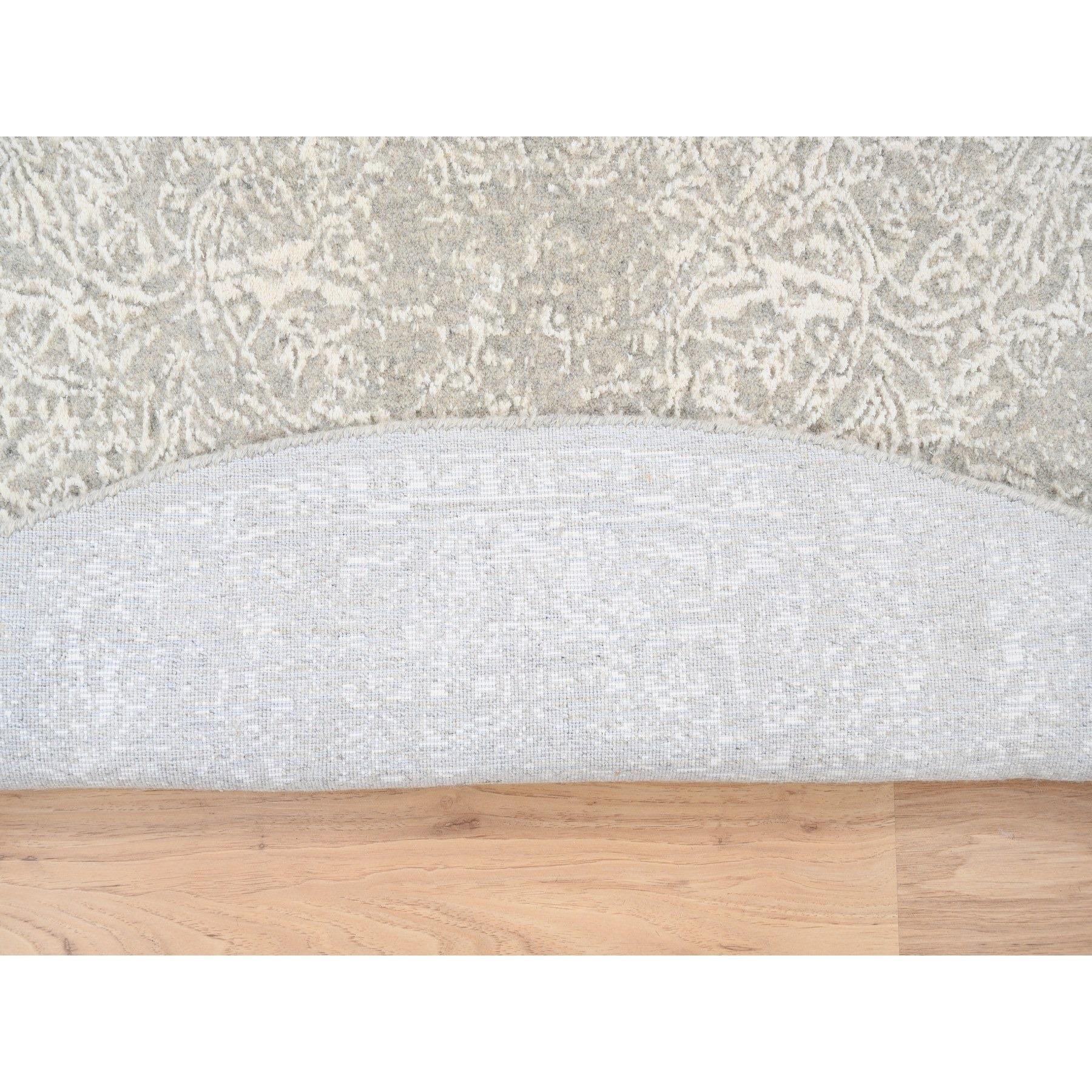 Modern 6'x6'  Beige Wool and Silk Hand Loomed Fine Jacquard Round Oriental Rug For Sale