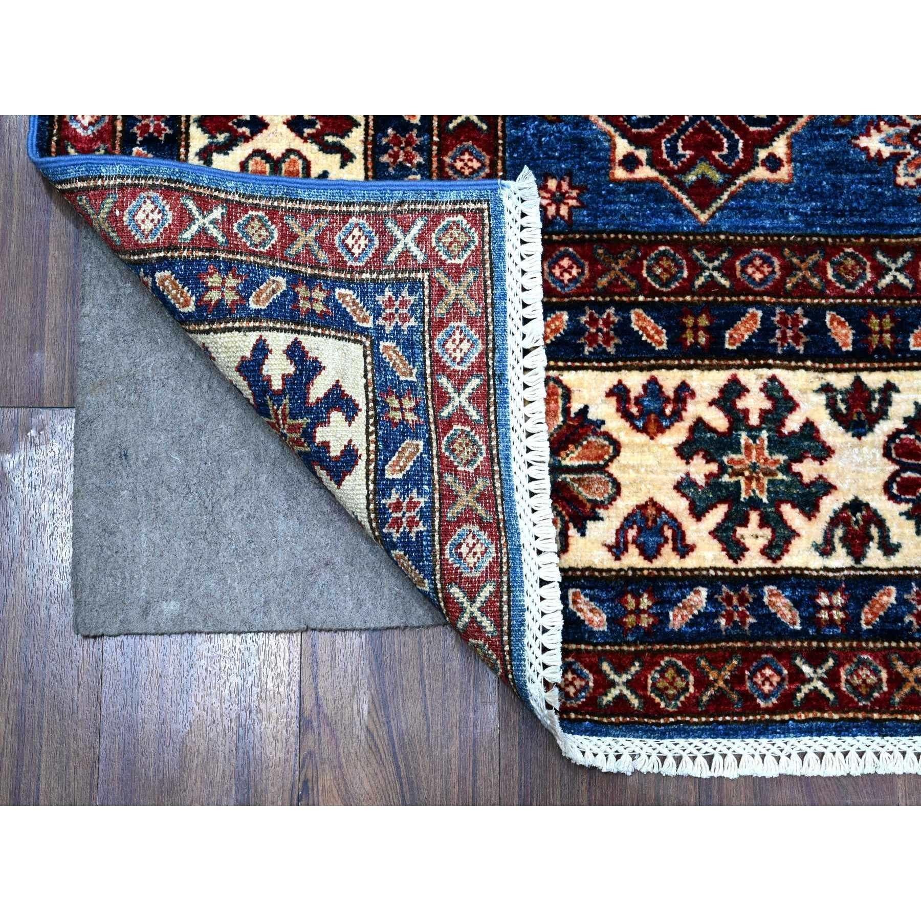 Il s'agit d'un véritable tapis d'Orient Afghan Super Kazak, noué à la main, en pure laine. Il a été noué pendant des mois et des mois selon des techniques de tissage séculaires par des artisans experts.
Matières premières : Laine
Latex : Pas de