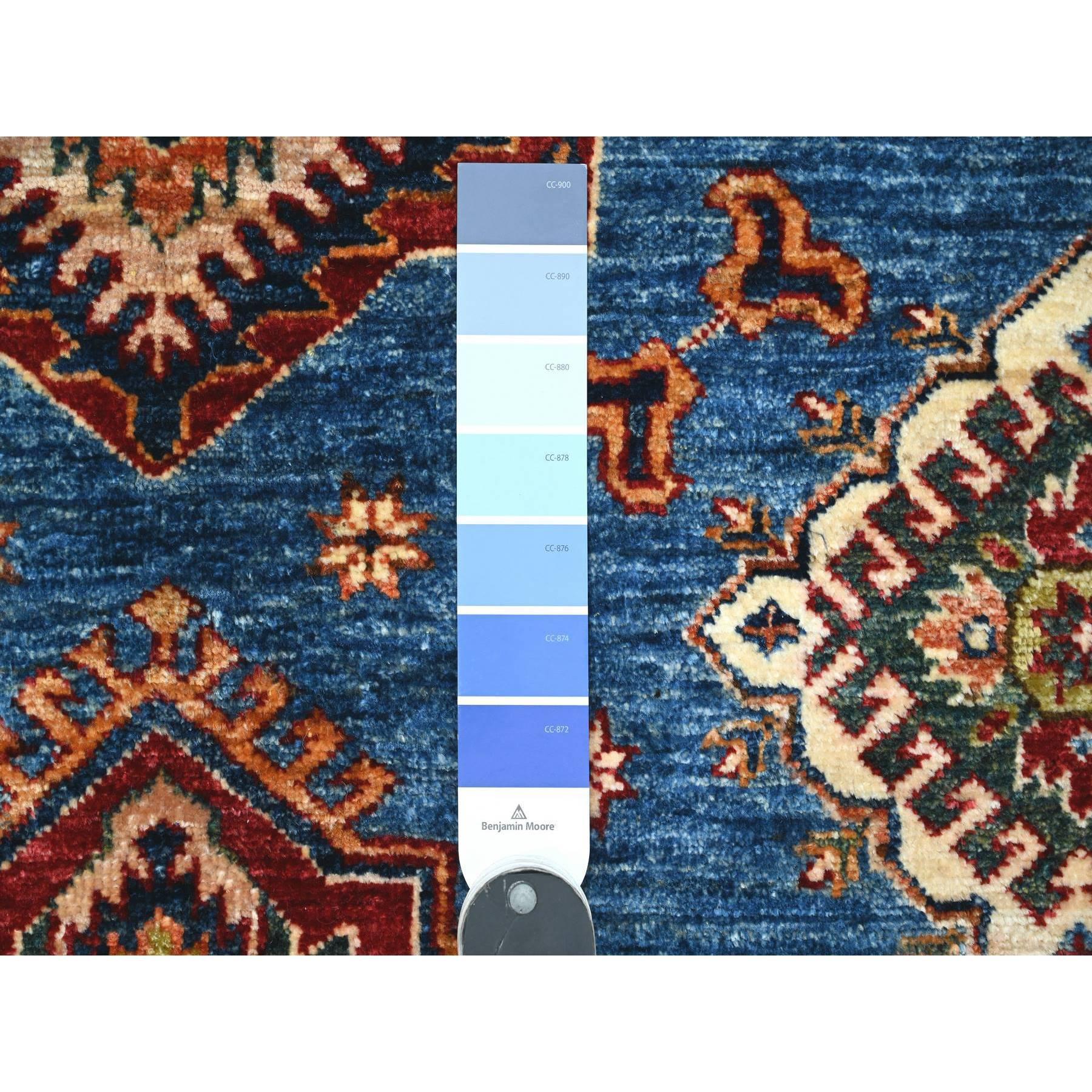 Kazakh 6'x6' Berry Blue Tapis d'Orient en laine nouée à la main Super Kazak Medallions en vente