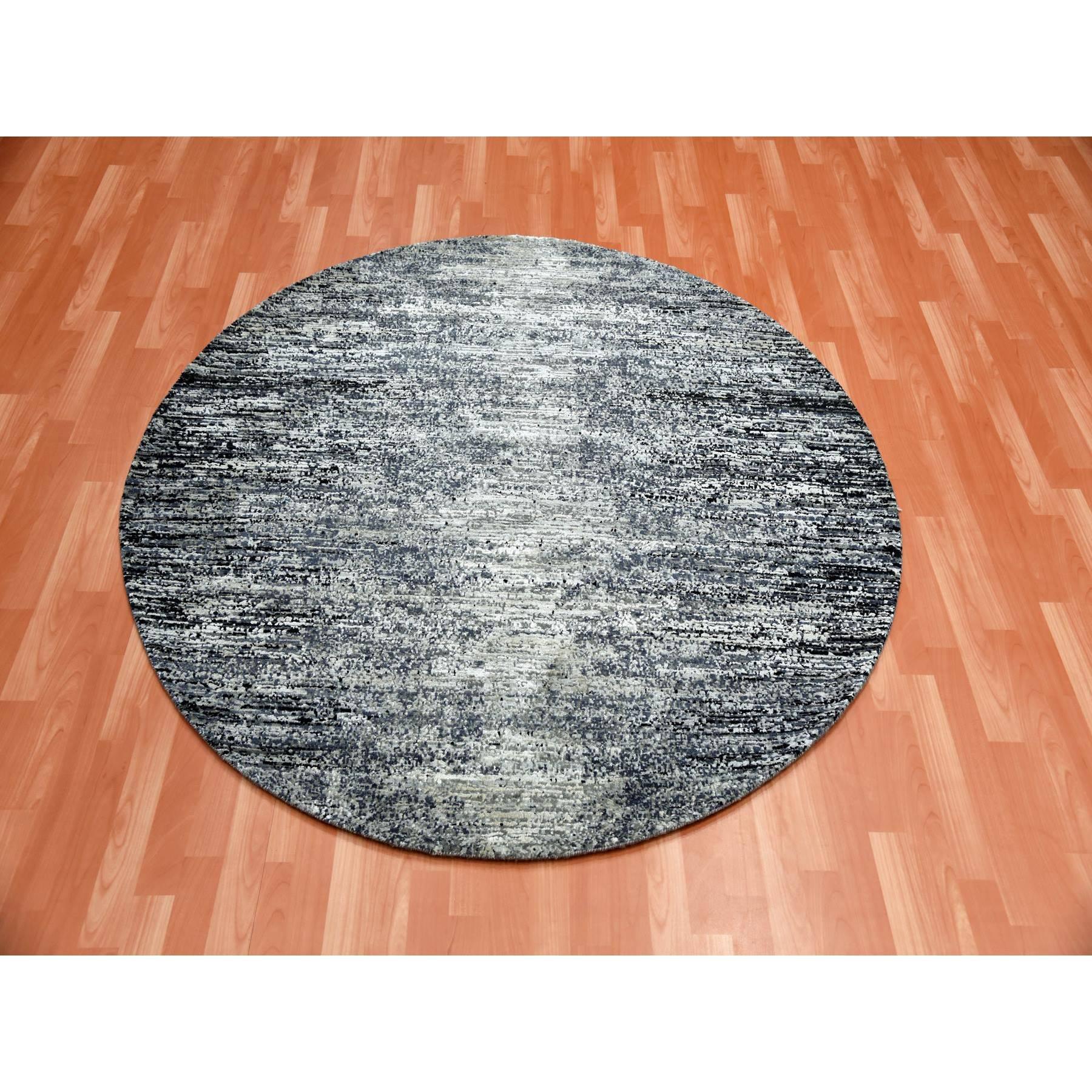 Nero con tocchi di grigio, design a striature, tappeto orientale rotondo annodato a mano in lana e pura seta.
Materiali primari: Lana e seta
Lattice: No Pile 
altezza: 0,25 pollici
Stile: Di transizione
Colore primario: Nero
Colori secondari:
