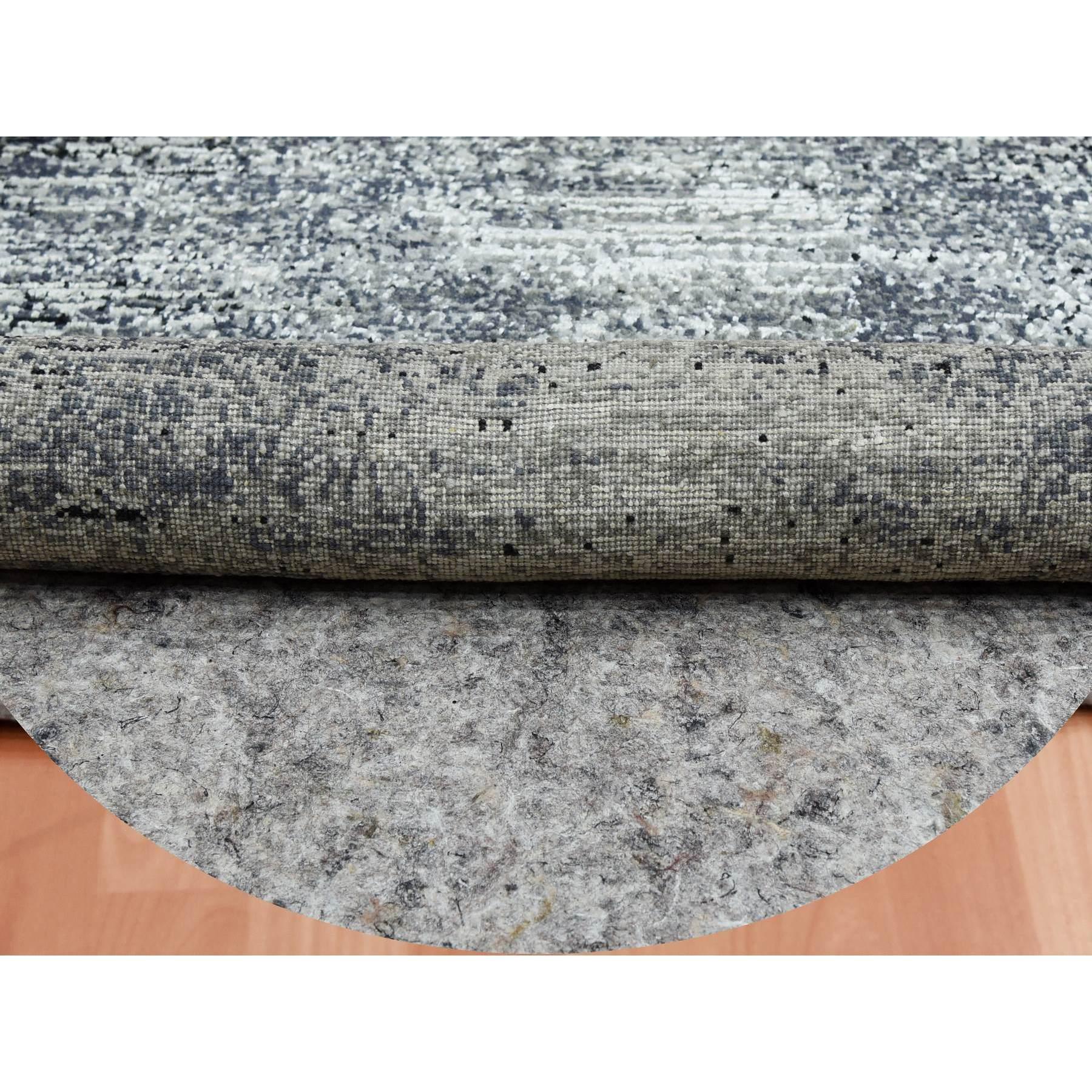 Moderno 6'x6' Nero, Striae Design, Tappeto orientale rotondo annodato a mano in lana e seta in vendita