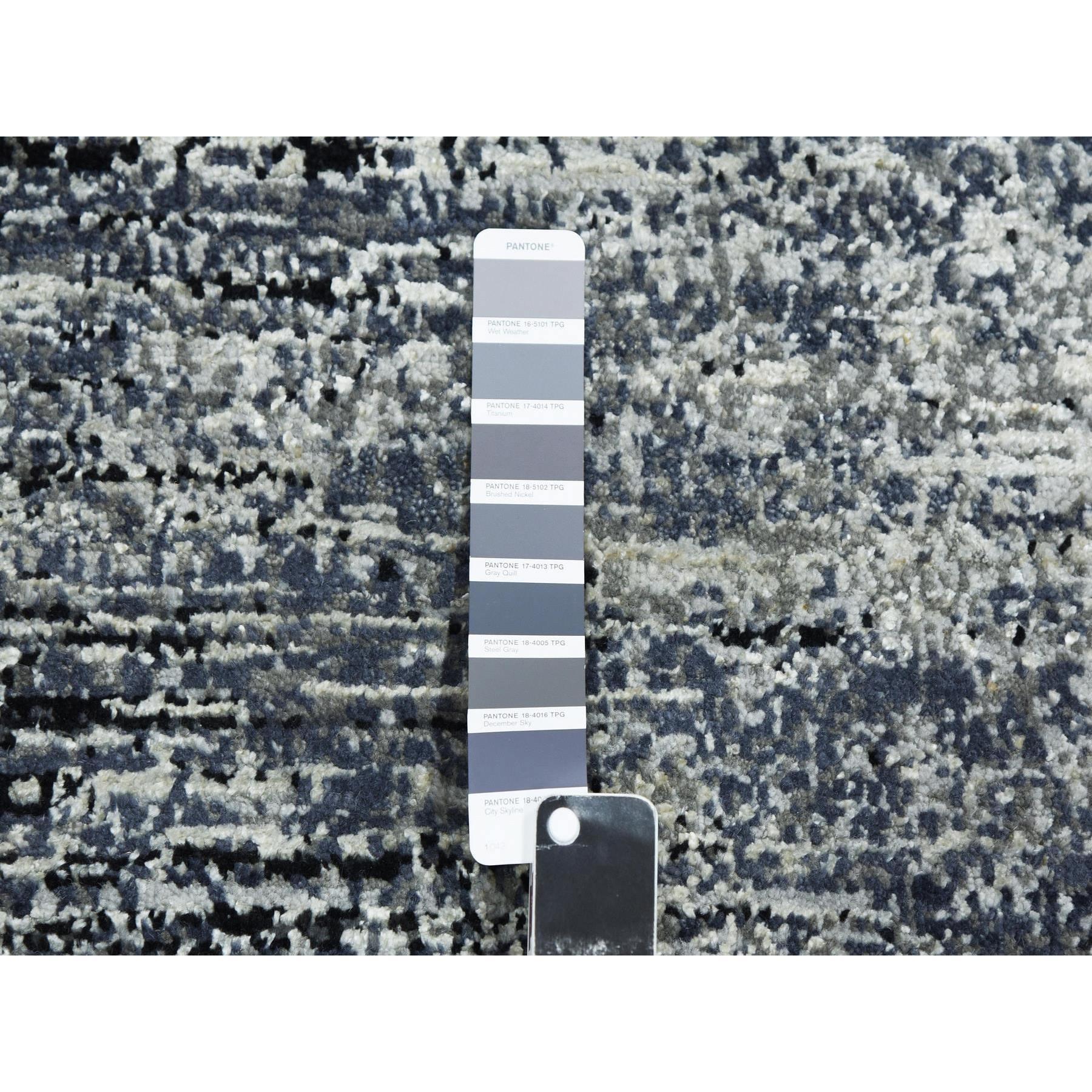Indiano 6'x6' Nero, Striae Design, Tappeto orientale rotondo annodato a mano in lana e seta in vendita