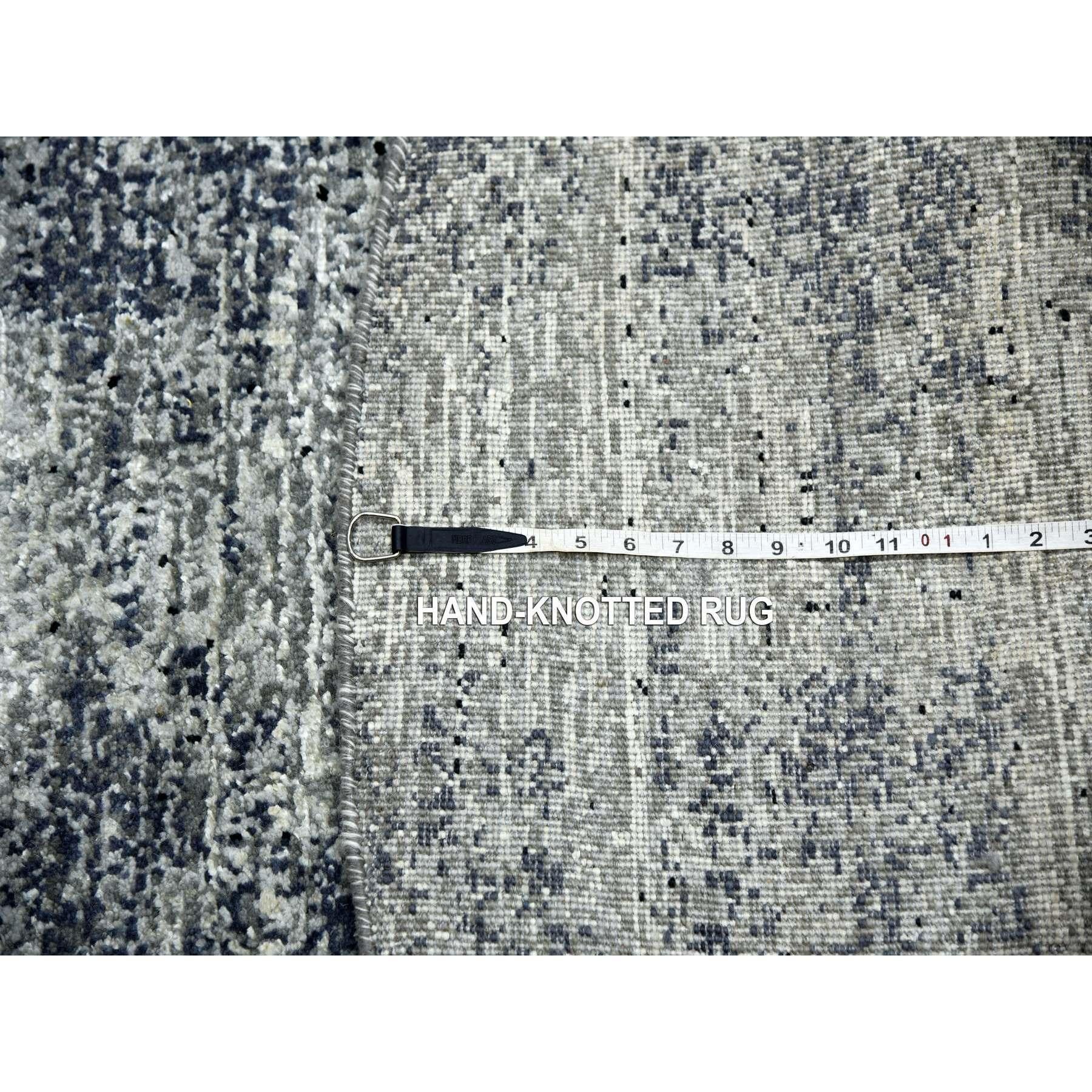 6'x6' Nero, Striae Design, Tappeto orientale rotondo annodato a mano in lana e seta In condizioni Nuovo in vendita a Carlstadt, NJ