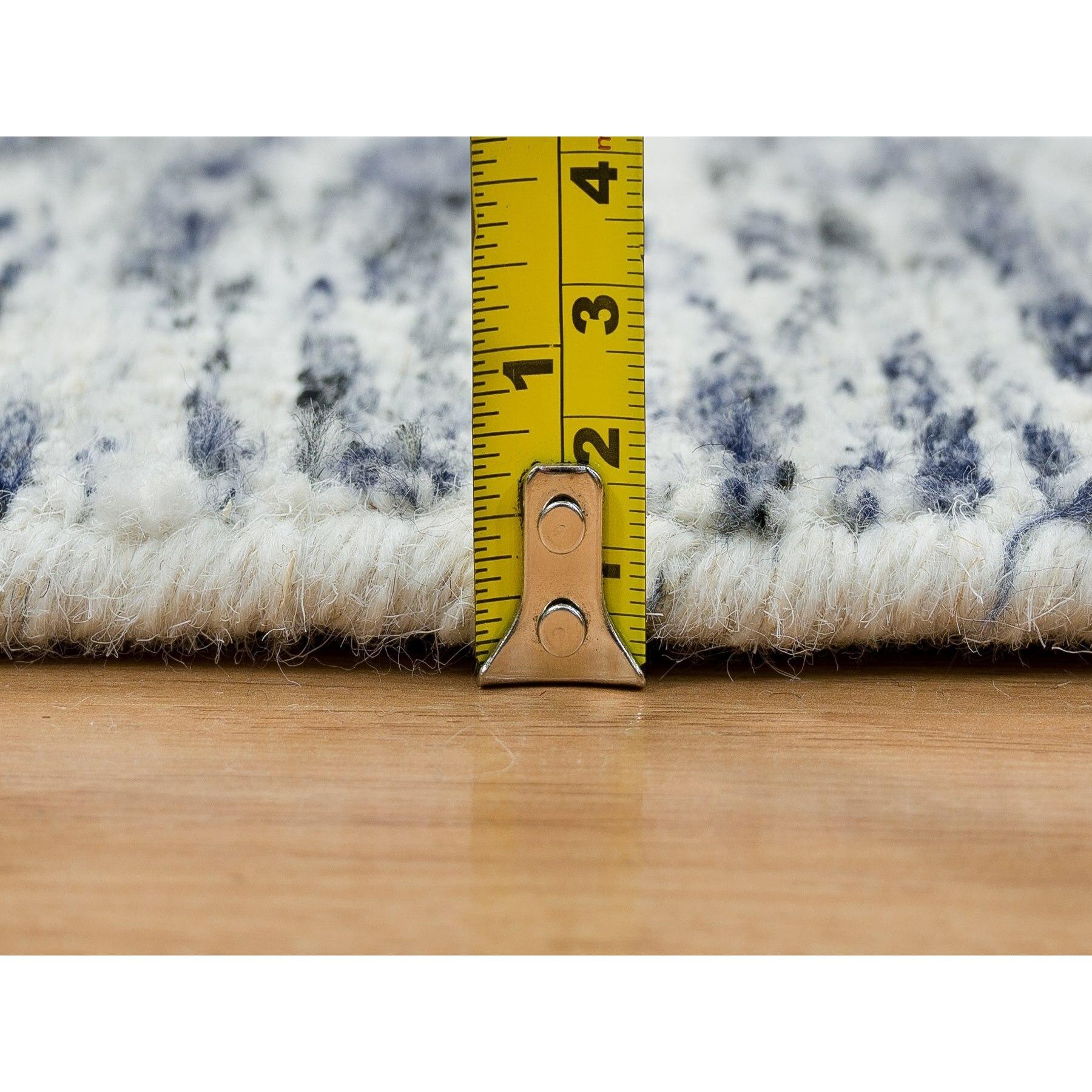 6'x6' Blau und Elfenbein, Modernes Striae Design, Wolle Handgeknüpft, Quadratischer Teppich im Angebot 2