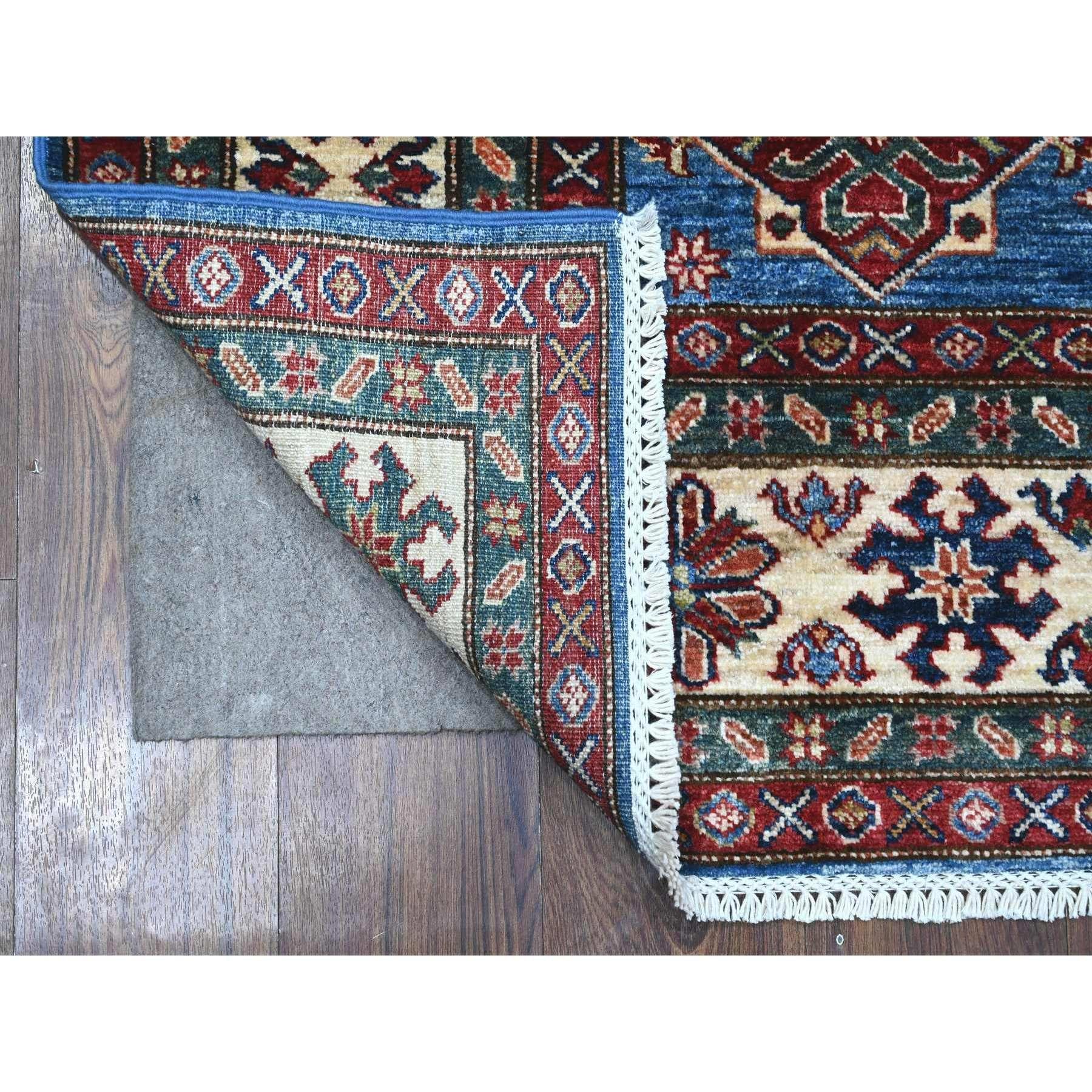 Ésta es una auténtica alfombra oriental afgana Super Kazak, anudada a mano, de pura lana. Ha sido anudada durante meses y meses con técnicas artesanales de tejido centenarias por expertos artesanos.
Materiales primarios: Lana
Látex: Sin pelo