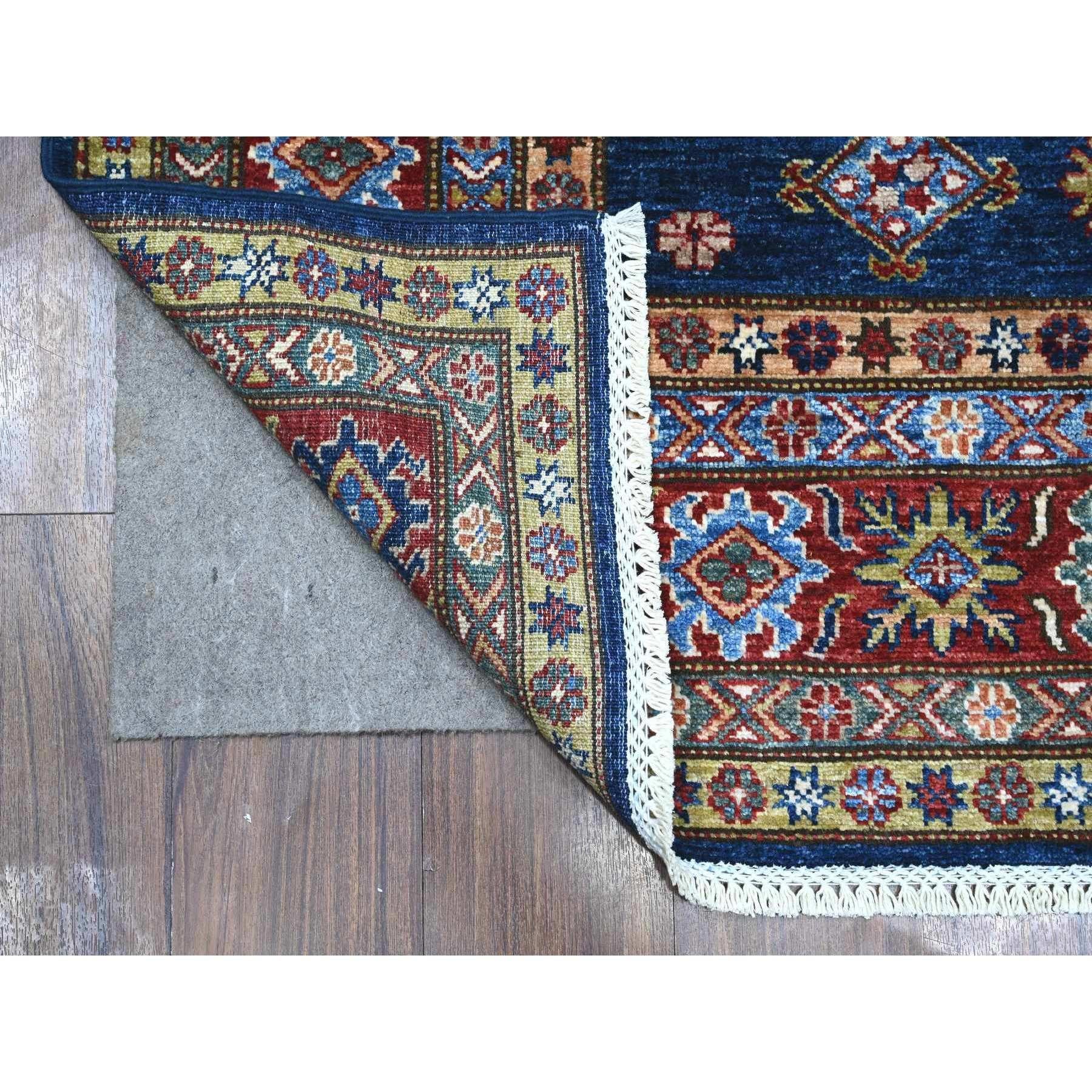 Ésta es una auténtica alfombra afgana Super Kazak, anudada a mano, de pura lana y oriental. Ha sido anudada durante meses y meses con técnicas artesanales de tejido centenarias por expertos artesanos.
Materiales primarios: Lana
Látex: Sin pelo