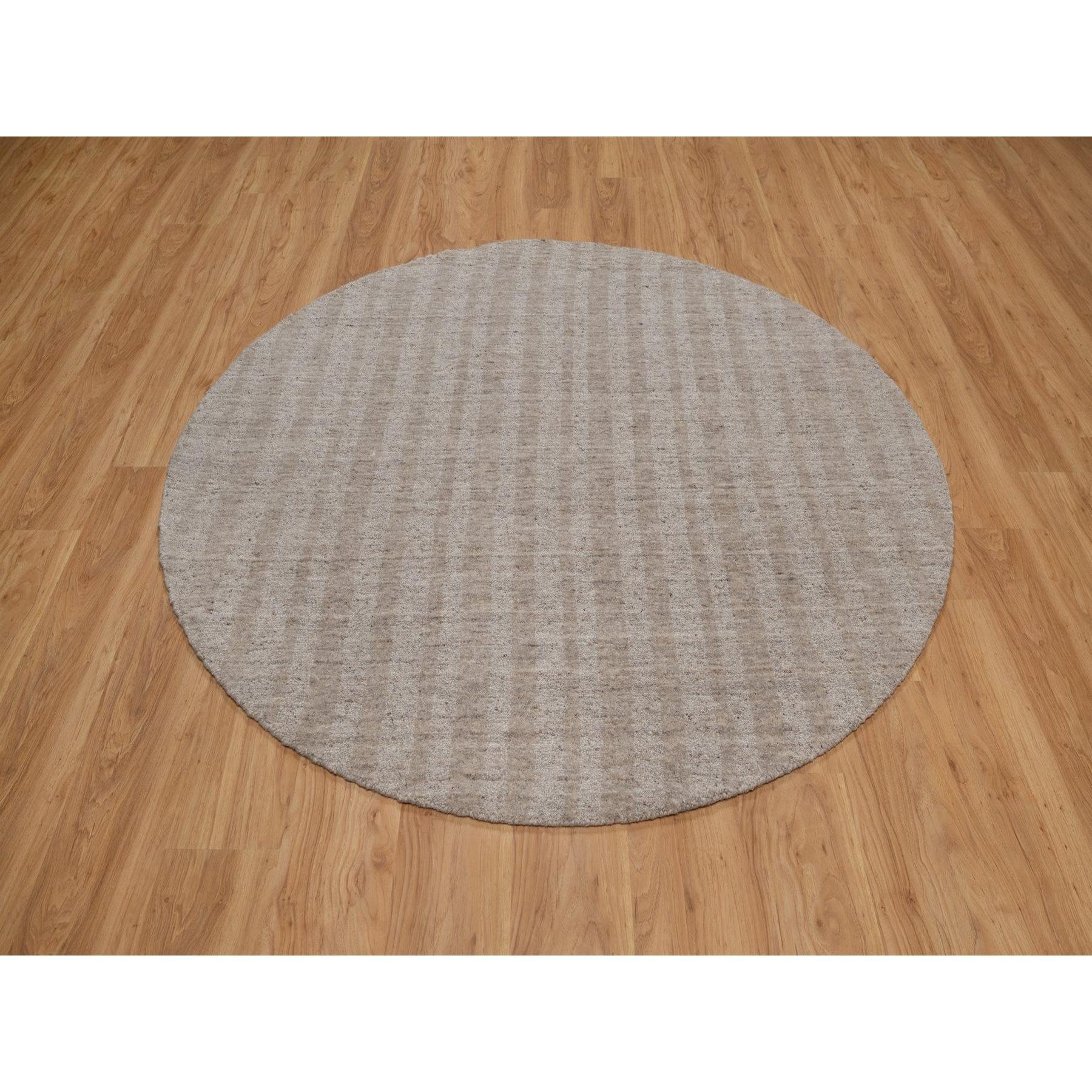 Knochenbraun, Ungefärbte Naturwolle, Streifenmuster mit Salz- und Pfeffereffekt, Handgeknüpft, Rund, Orientteppich
Primäre MATERIALIEN: Wolle
Latex: Kein Flor 
Höhe: 0,25 Zoll
Stil: AM Contemporary
Grundfarbe: Braun
Sekundärfarben: Keine
Muster: