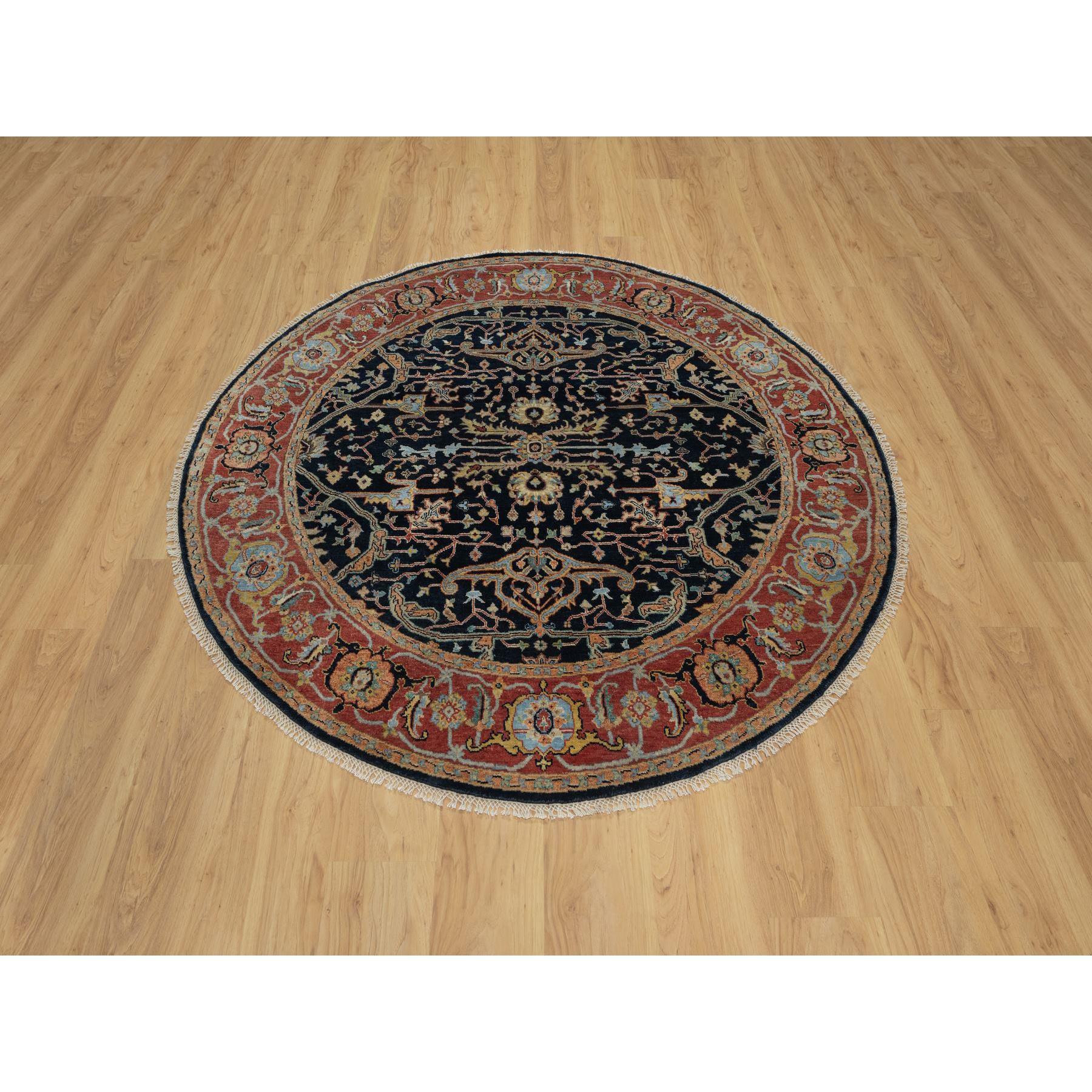 Caviar Blue, Antiqued Fine Heriz Re-Creation with All Over Vines Design, Hand Knotted, Soft Pile, Vegetable Dyes, Pure Wool, Round, Oriental Rug
Matières premières : Laine
Latex : Pas de poils 
hauteur : 0,25 pouces
Style : Traditionnel
Couleur