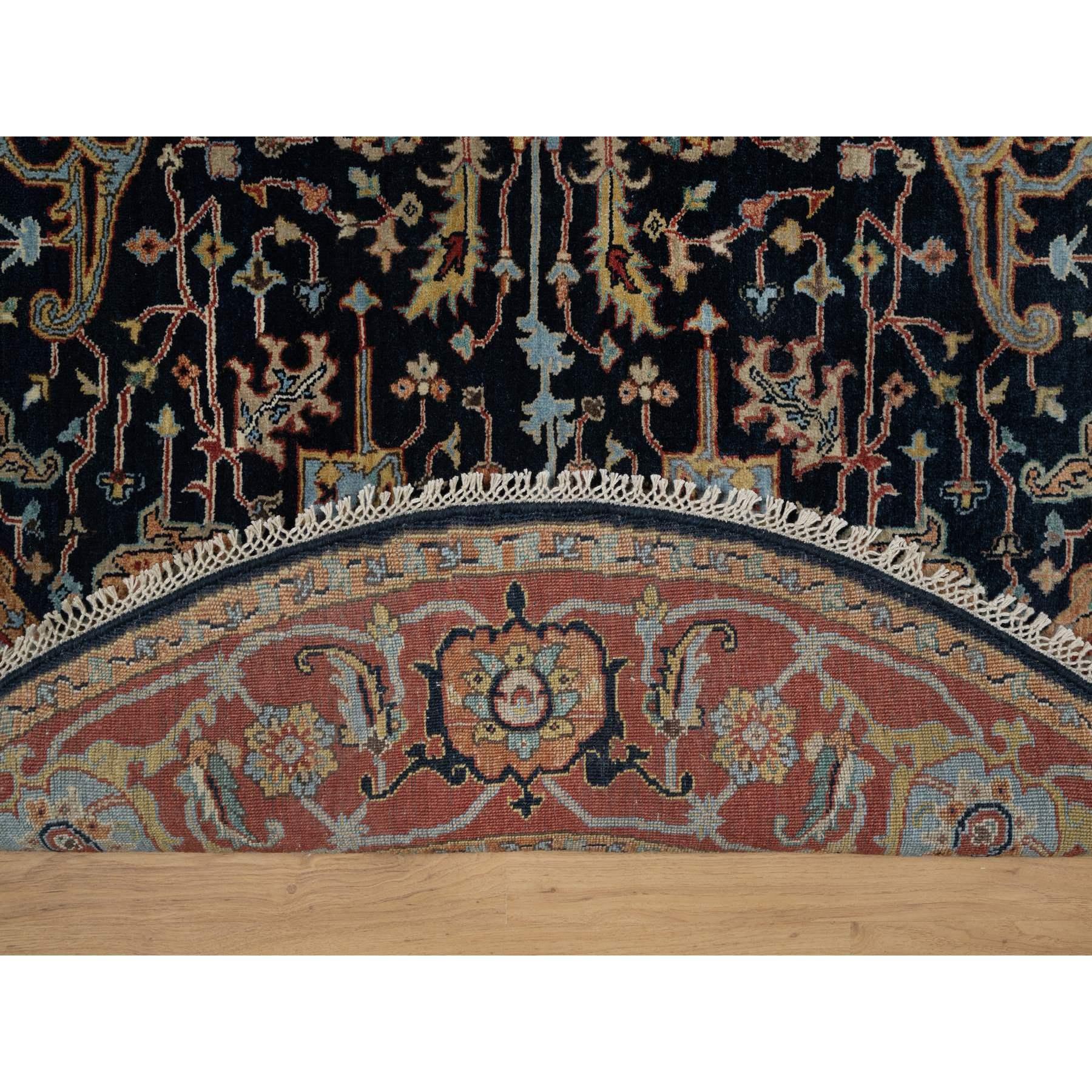 Heriz Serapi 6'x6' Tapis rond bleu caviar entièrement en laine Antiquities Heriz Re-Creation noué à la main en vente