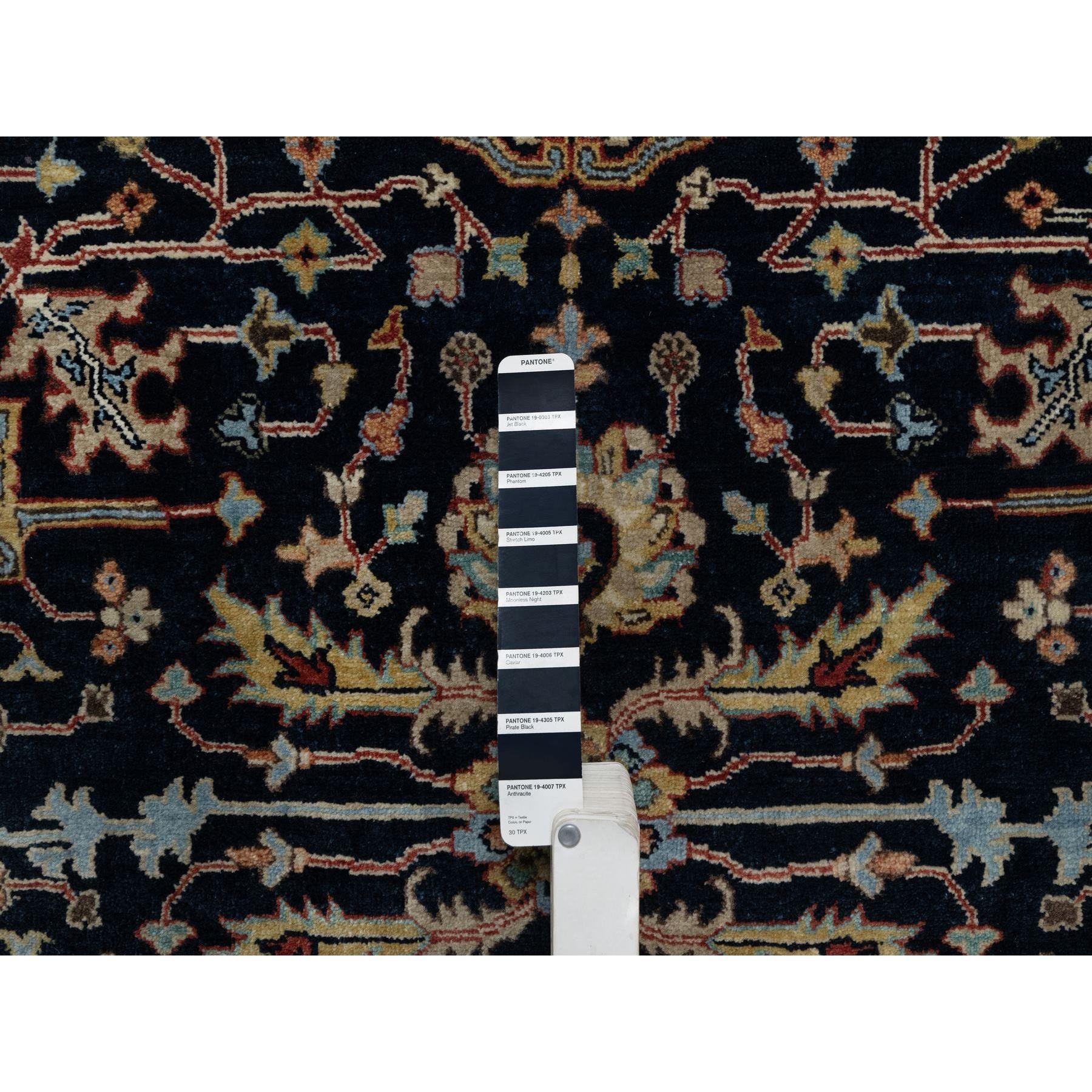 Indien 6'x6' Tapis rond bleu caviar entièrement en laine Antiquities Heriz Re-Creation noué à la main en vente